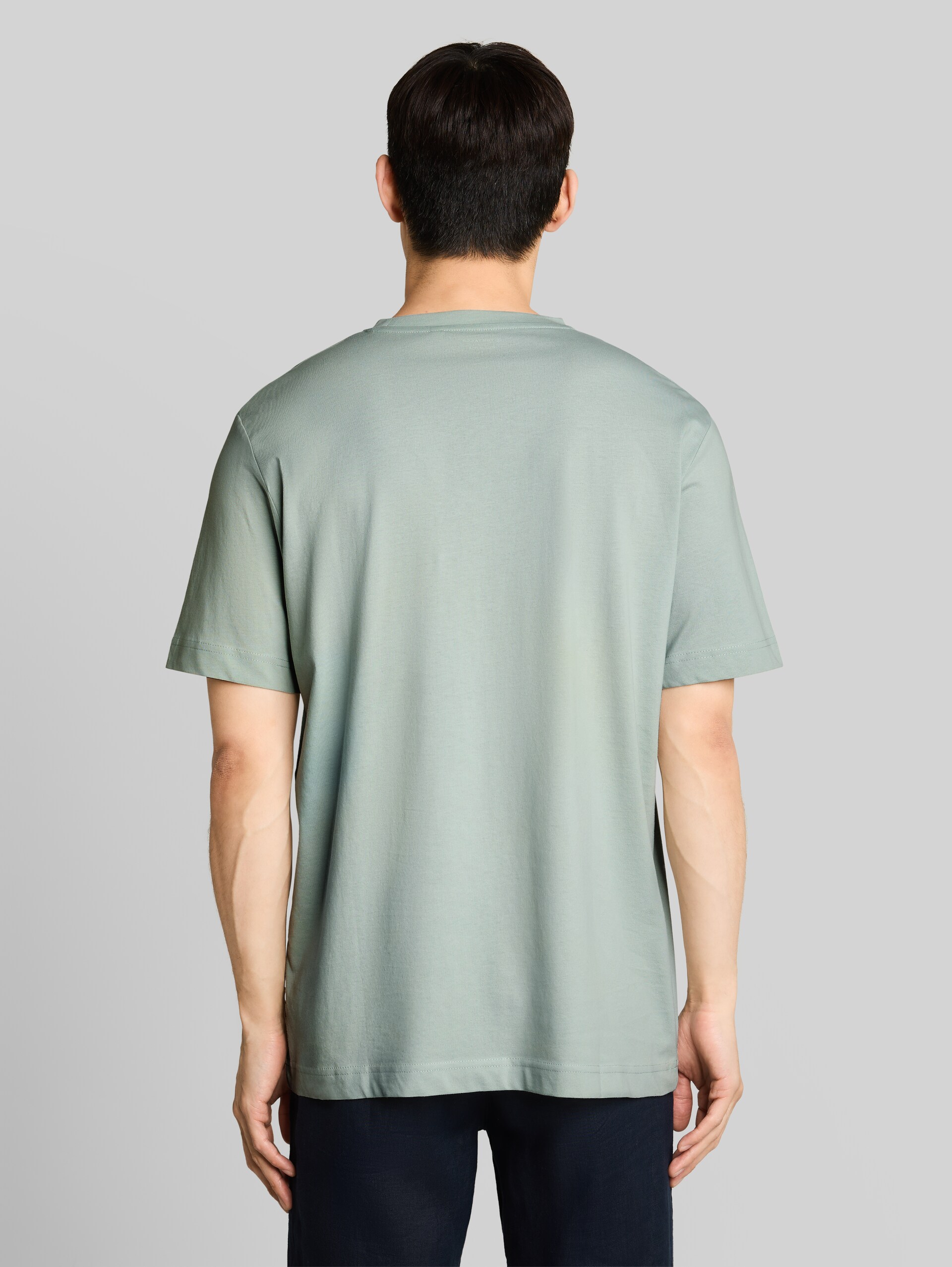 T-Shirt mit Logo-Print - soft greyish green - Auschnitt Model-Rückansicht