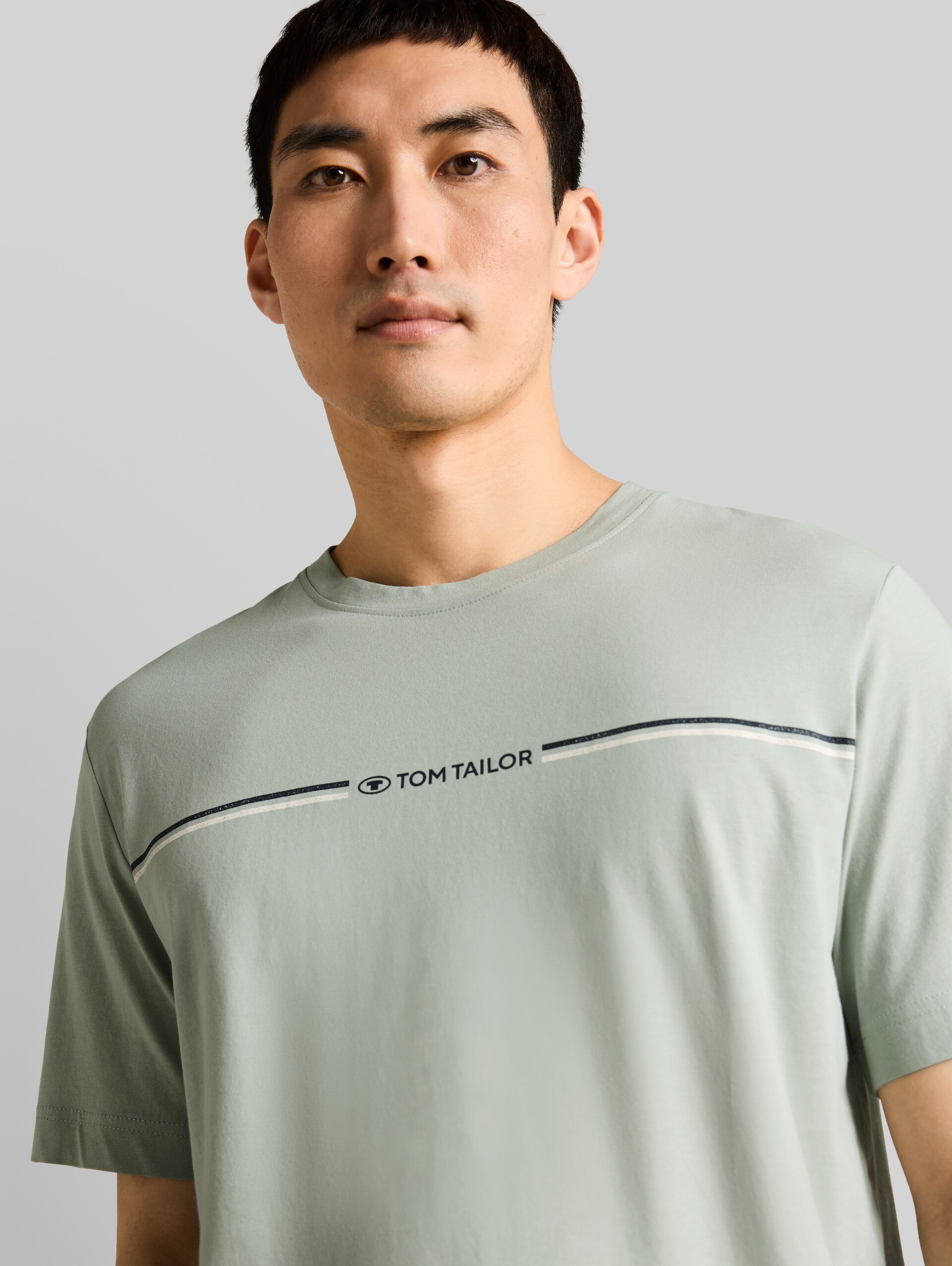 T-Shirt mit Logo-Print - soft greyish green - Detail-Model-Ansicht