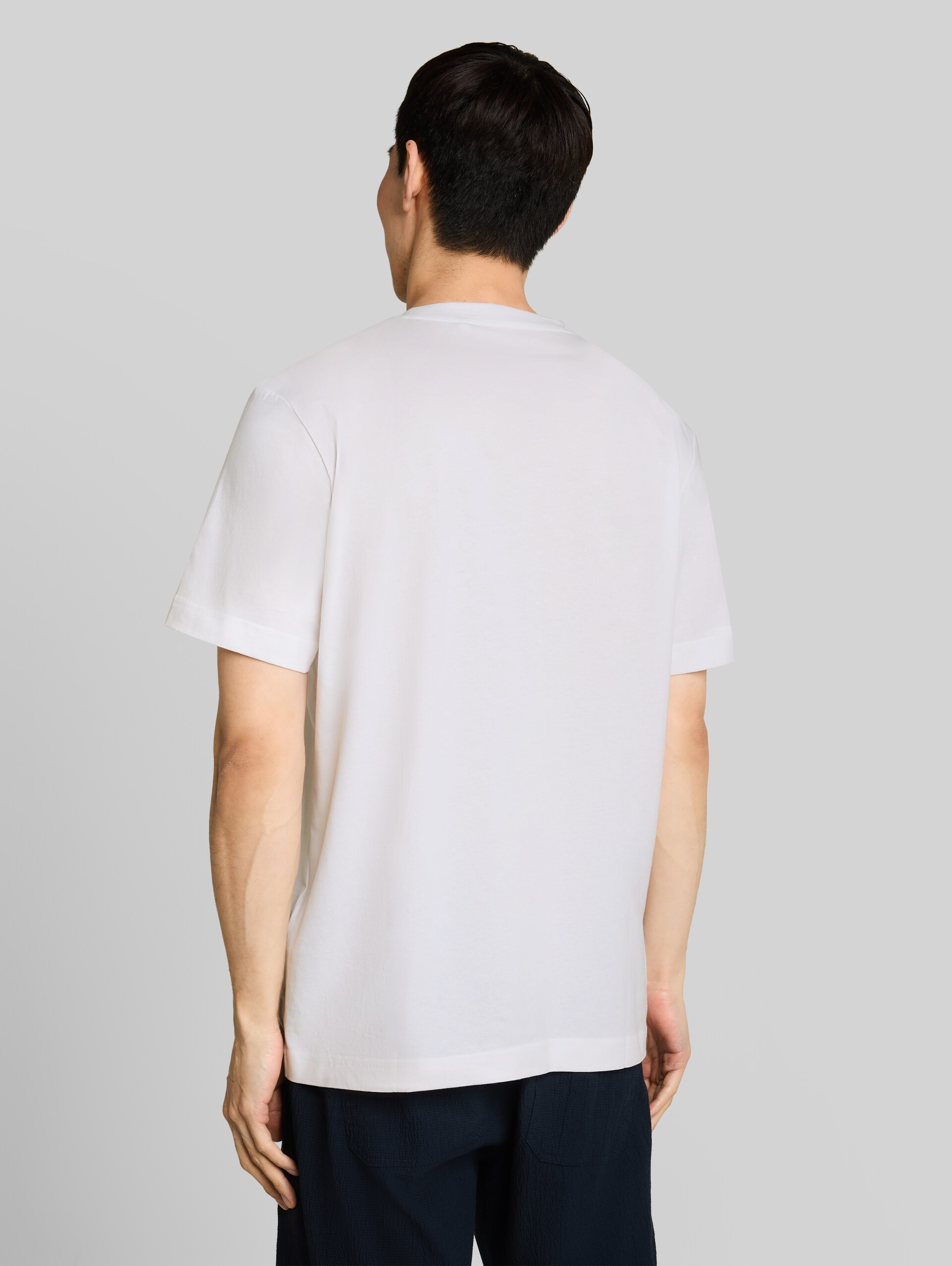 T-Shirt mit Logo-Print - White - Auschnitt Model-Rückansicht