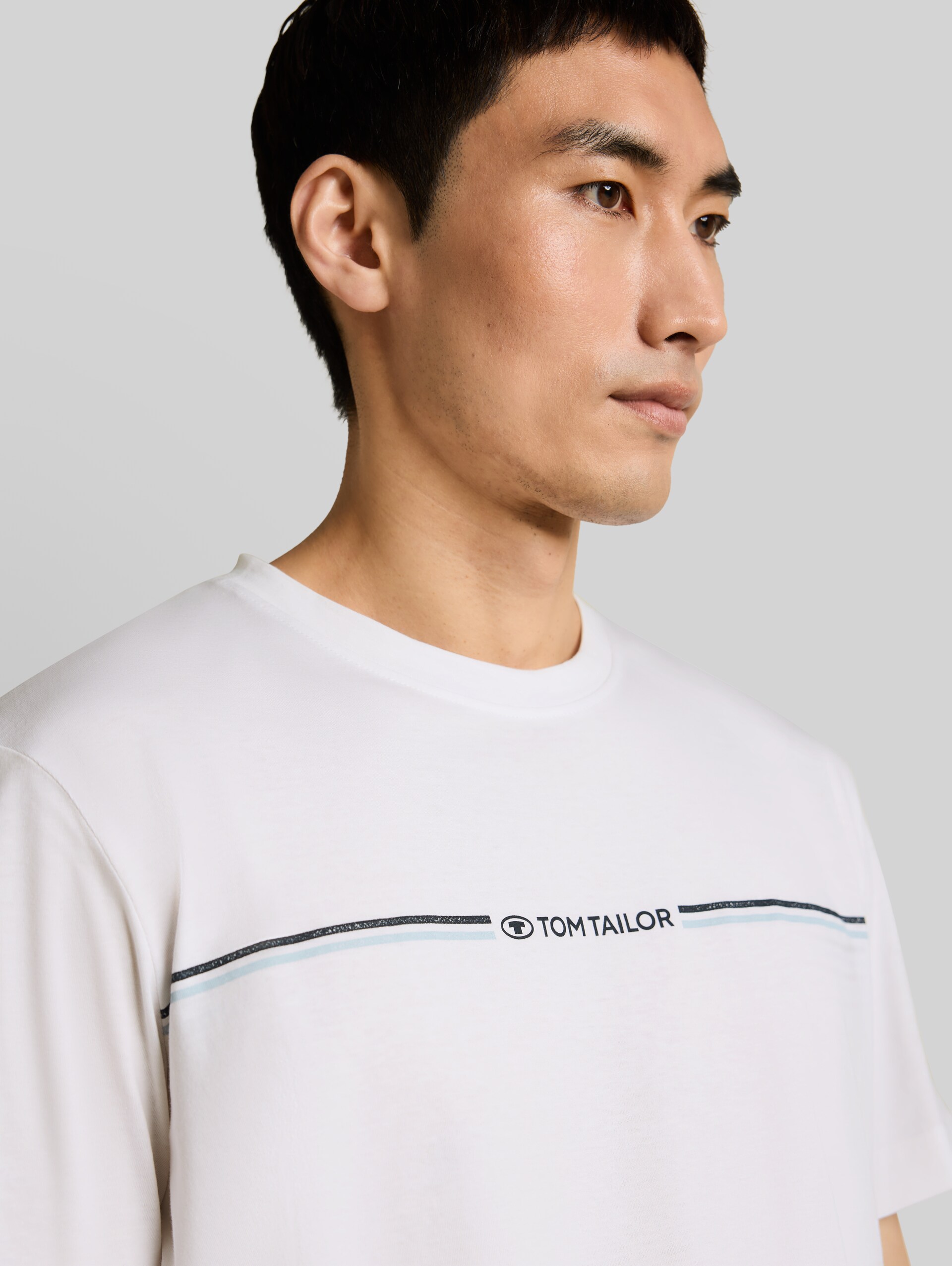 T-Shirt mit Logo-Print - White - Detail-Model-Ansicht
