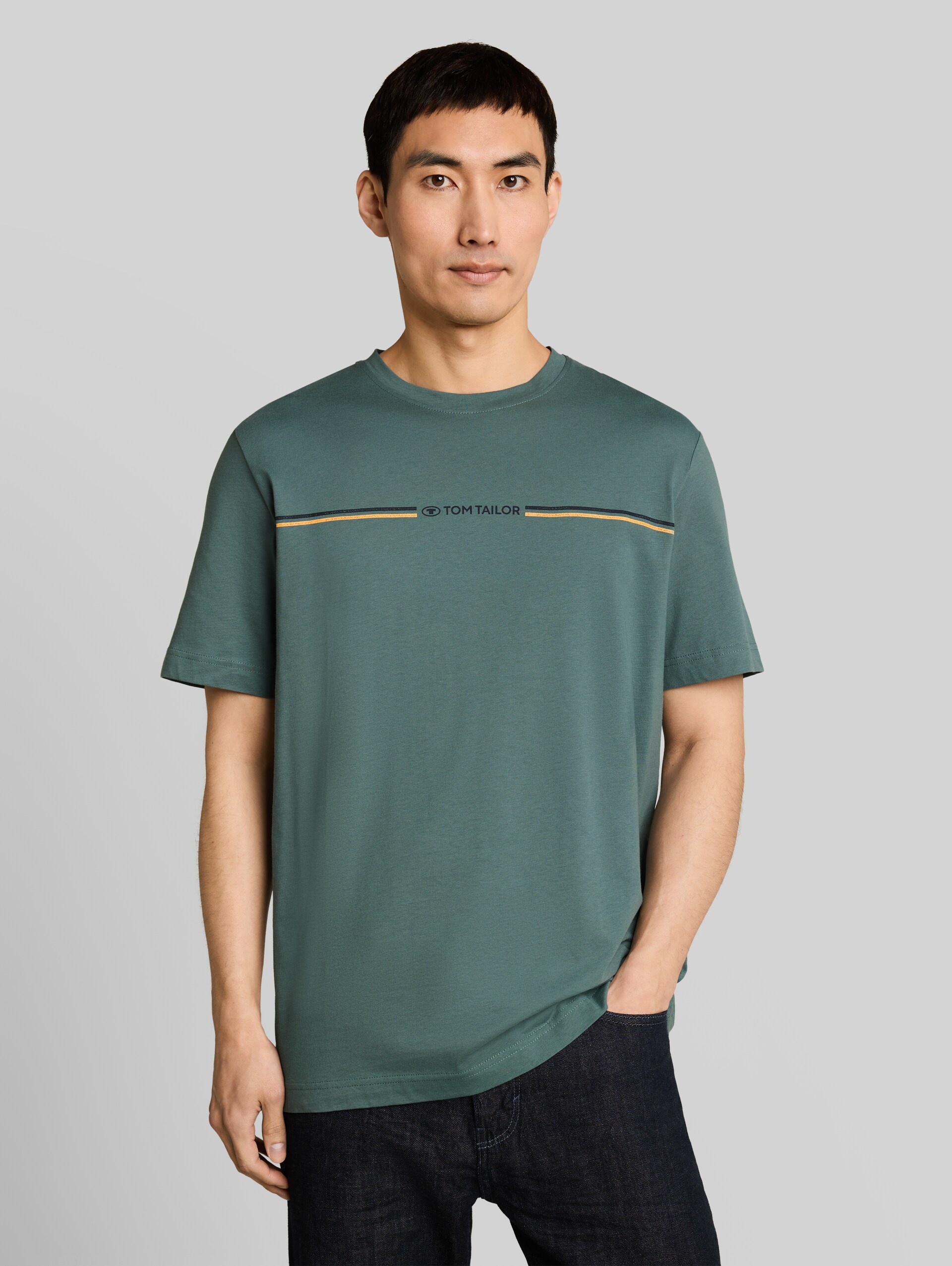 T-Shirt mit Logo-Print - deep bluish green - Ausschnitt Model-Vorderansicht