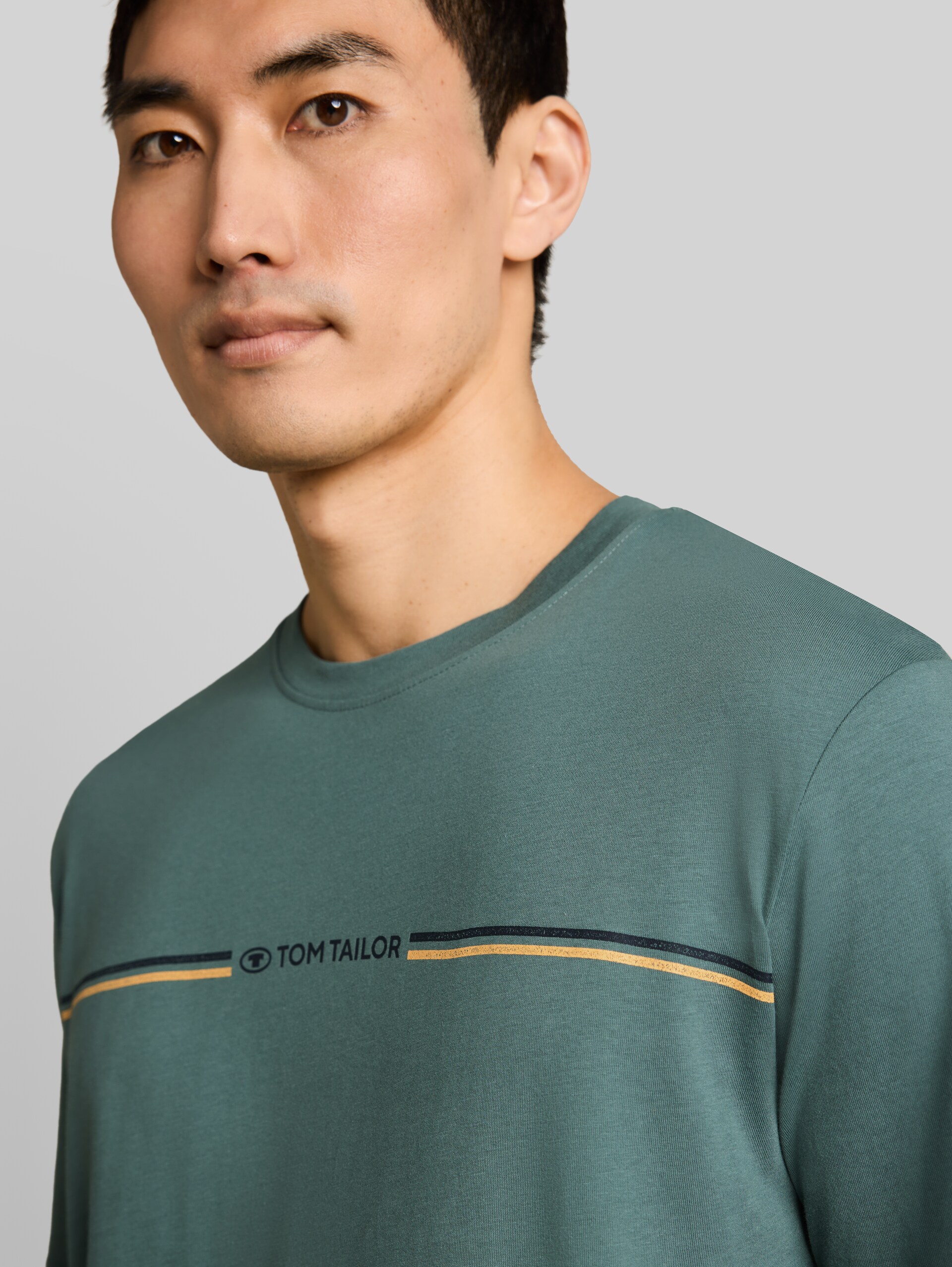 T-Shirt mit Logo-Print - deep bluish green - Detail-Model-Ansicht
