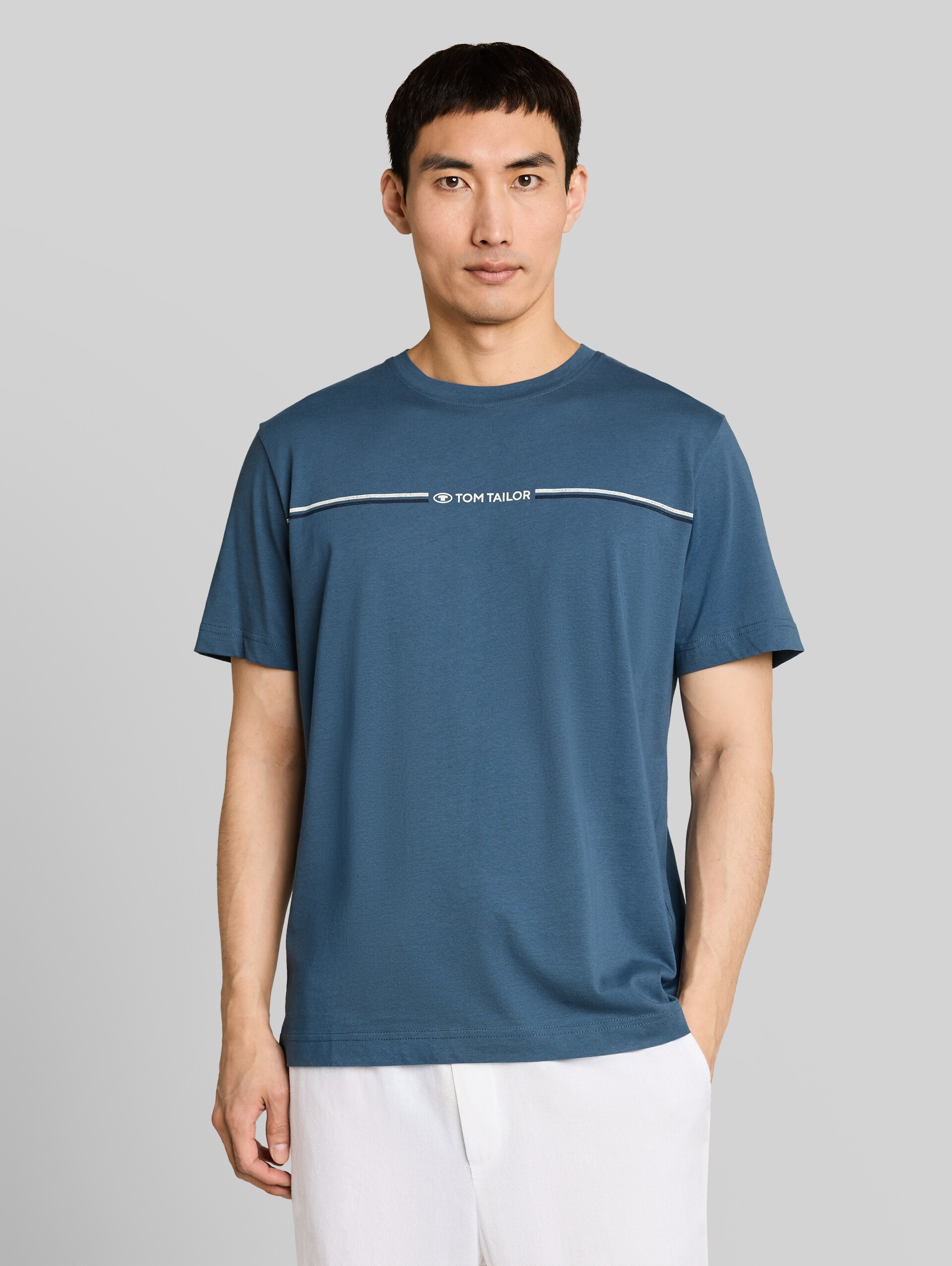 T-Shirt mit Logo-Print - mystical blue - Ausschnitt Model-Vorderansicht