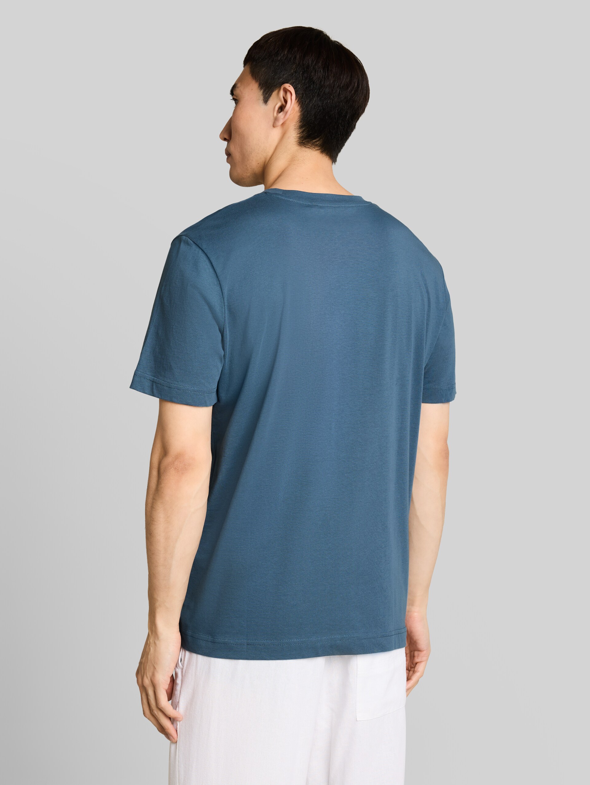 T-Shirt mit Logo-Print - mystical blue - Auschnitt Model-Rückansicht