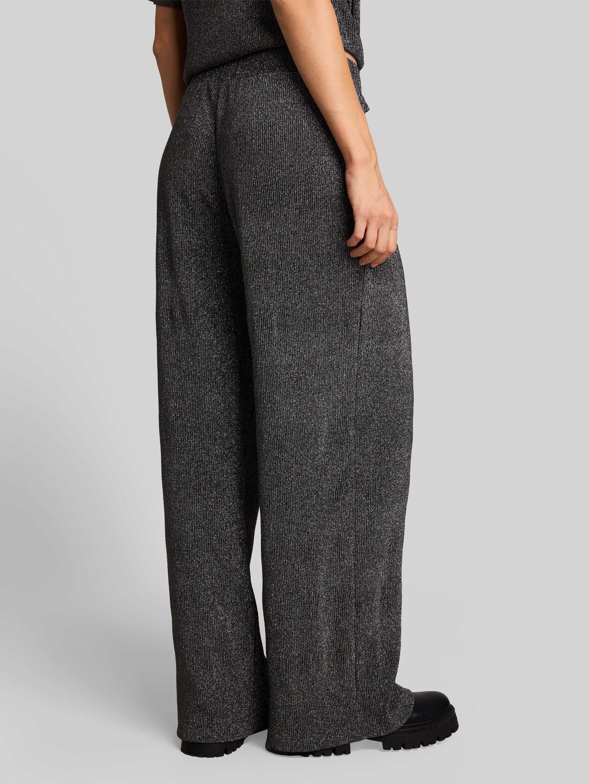 Palazzo-broek met glittereffect - black silver lurex structure - Neklijn model-achteraanzicht