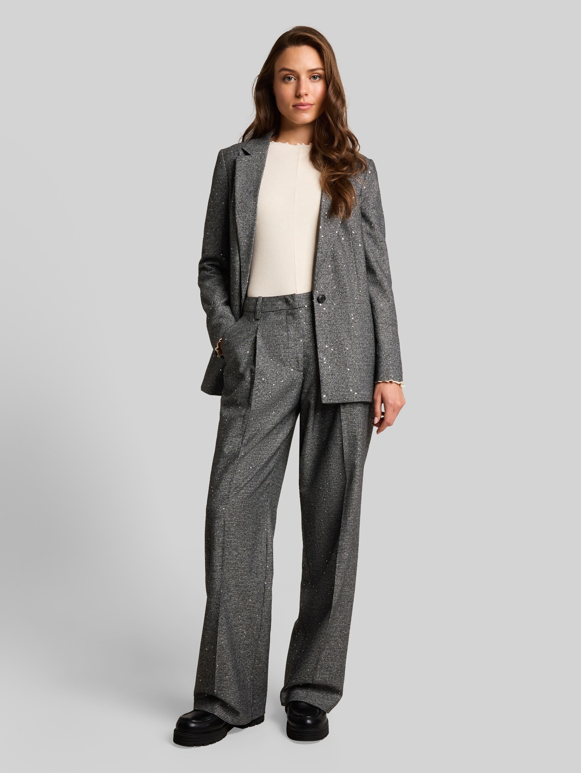 Pantalon à jambes larges à paillettes - black white sequins structure - Vue de face du modèle