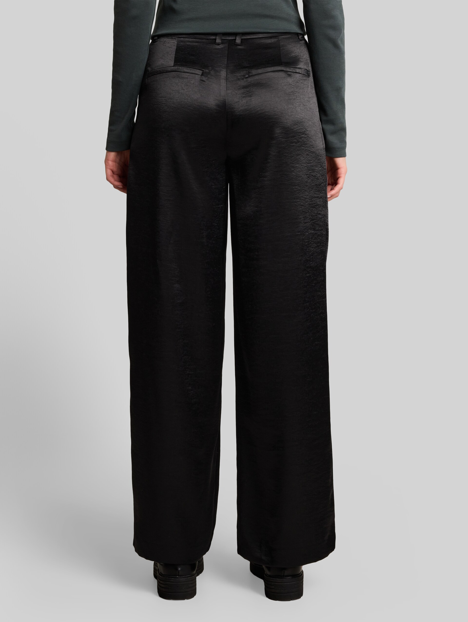 Satijnen broek met wijde pijpen - deep black - Neklijn model-achteraanzicht