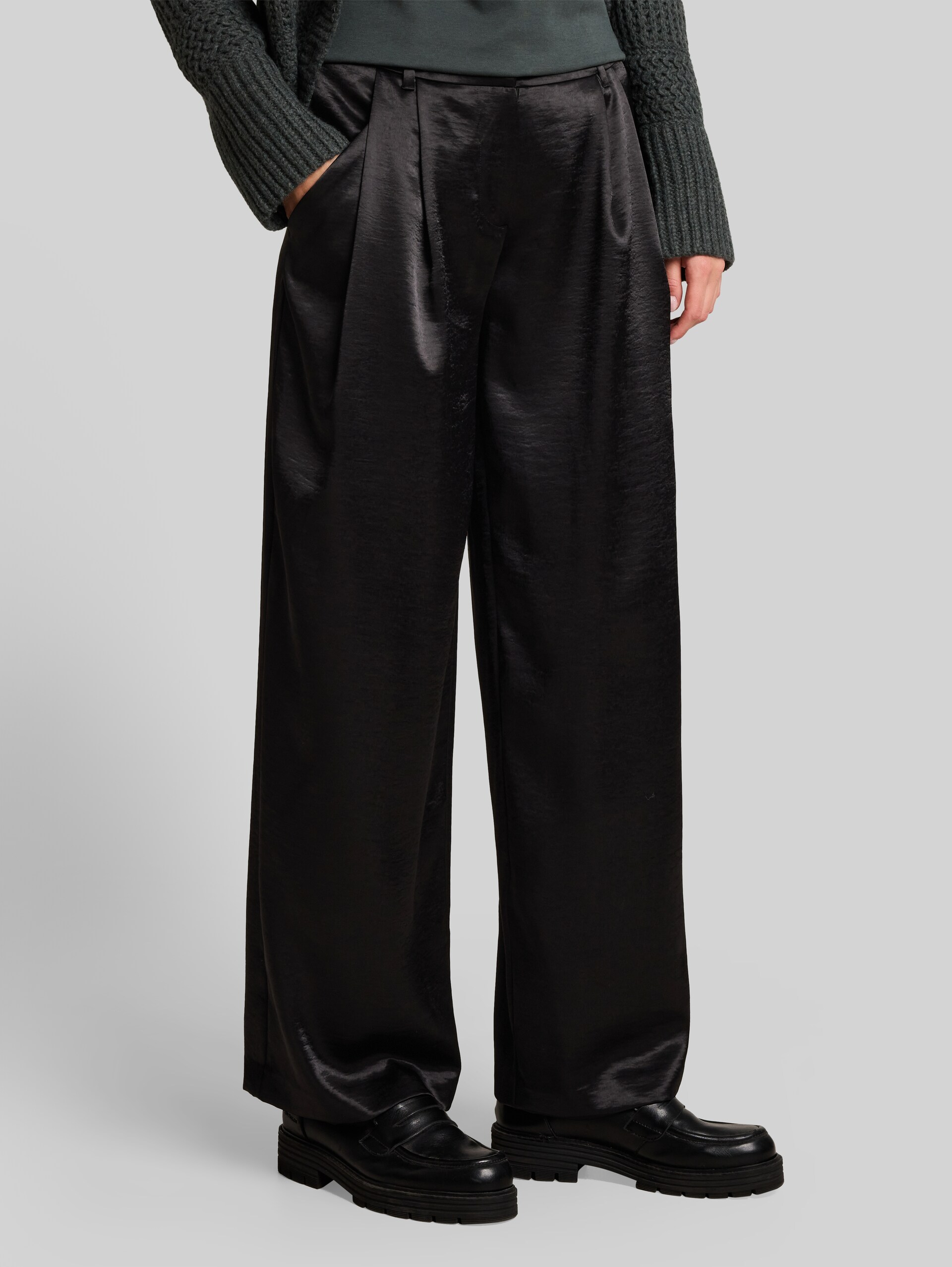 Satijnen broek met wijde pijpen - deep black - Nek model vooraanzicht