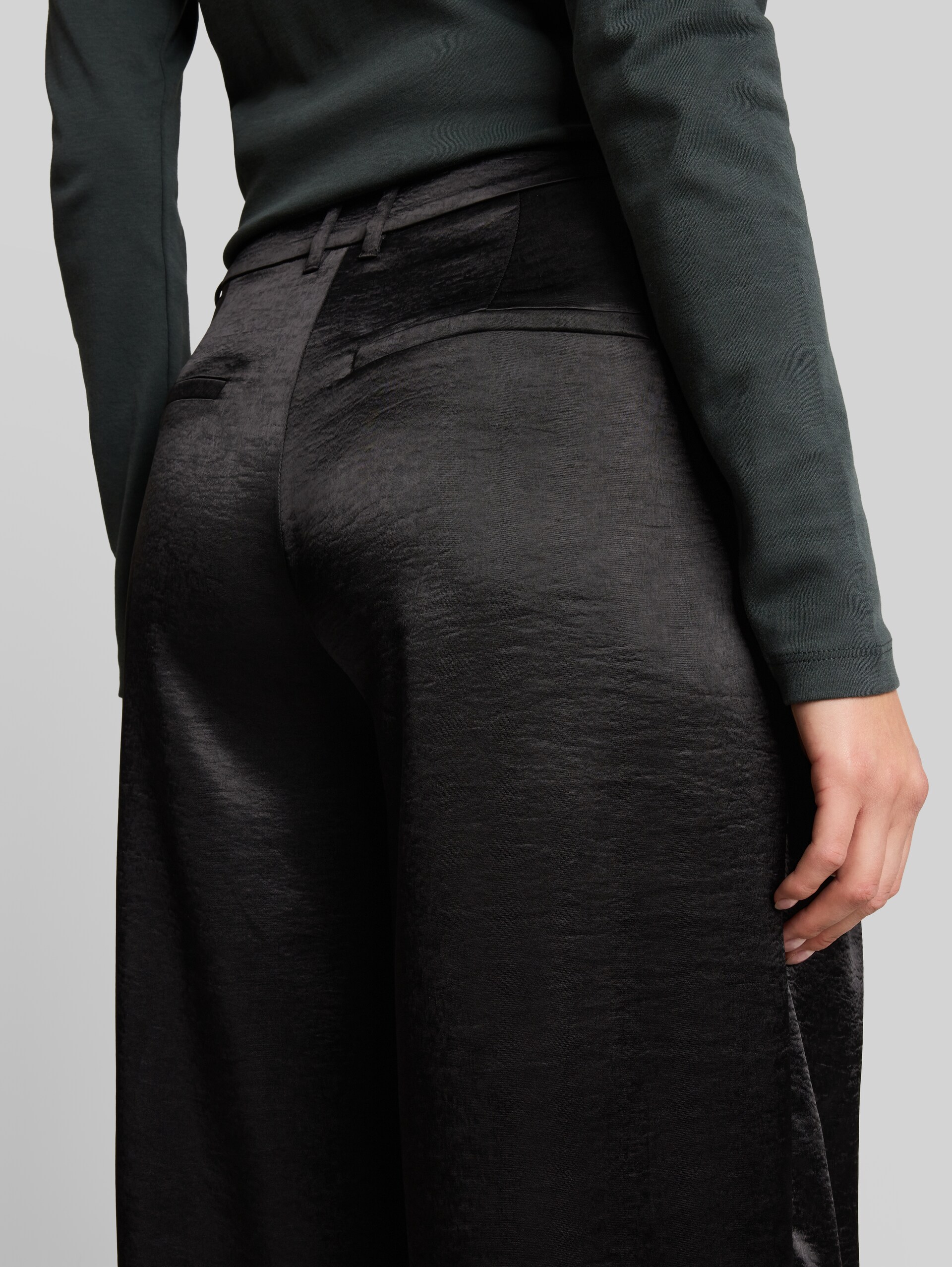 Satijnen broek met wijde pijpen - deep black - Detailaanzicht model