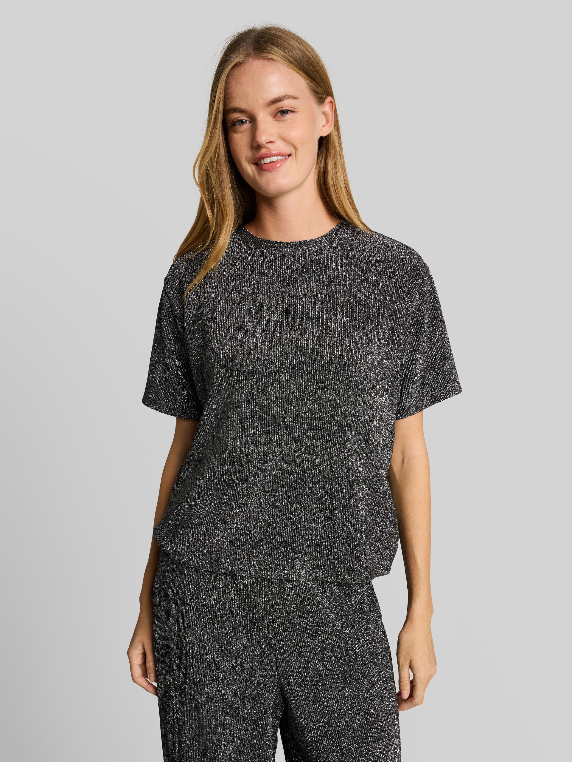 T-shirt coupe carrée à effet pailleté - black silver lurex structure - Découpe Vue de face du modèle