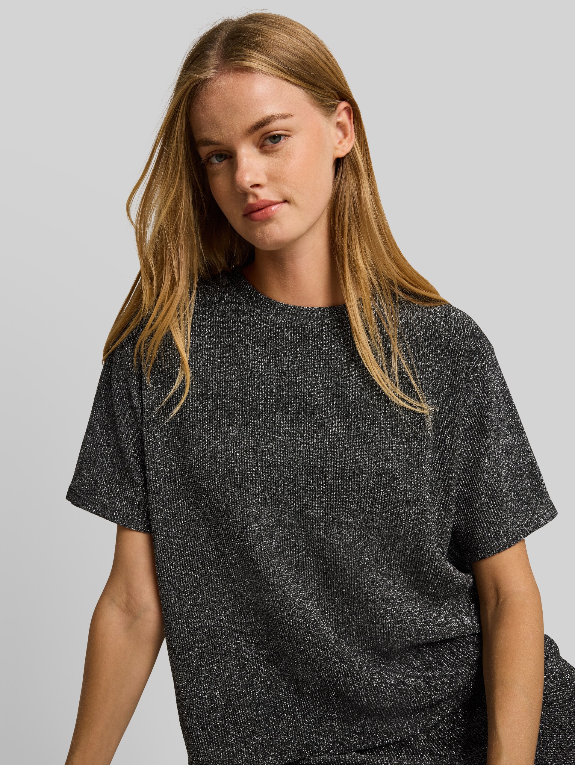T-shirt coupe carrée à effet pailleté - black silver lurex structure - Vue détaillée du modèle