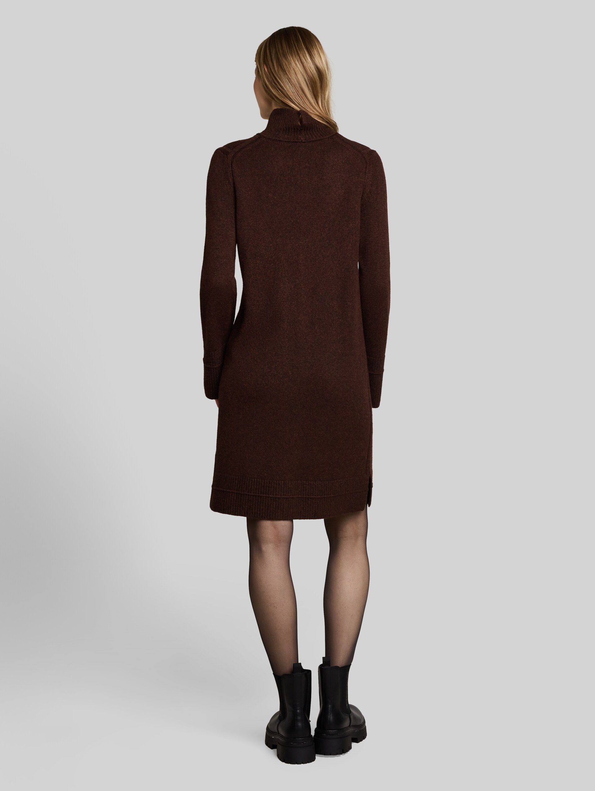 Cosy Strickkleid mit Stehkragen - java dark brown melange - Model-Rückansicht