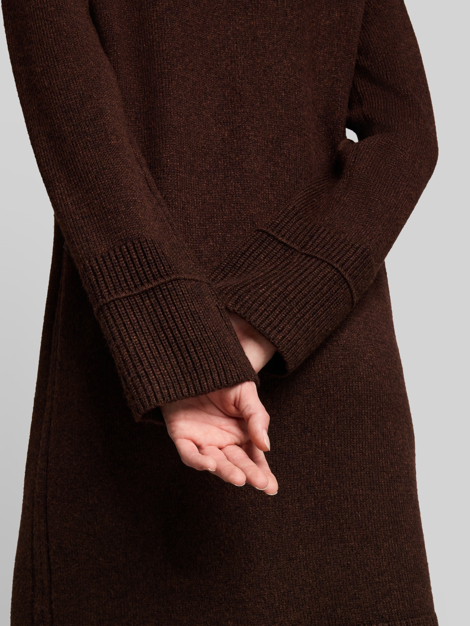 Cosy Strickkleid mit Stehkragen - java dark brown melange - Detail-Model-Ansicht