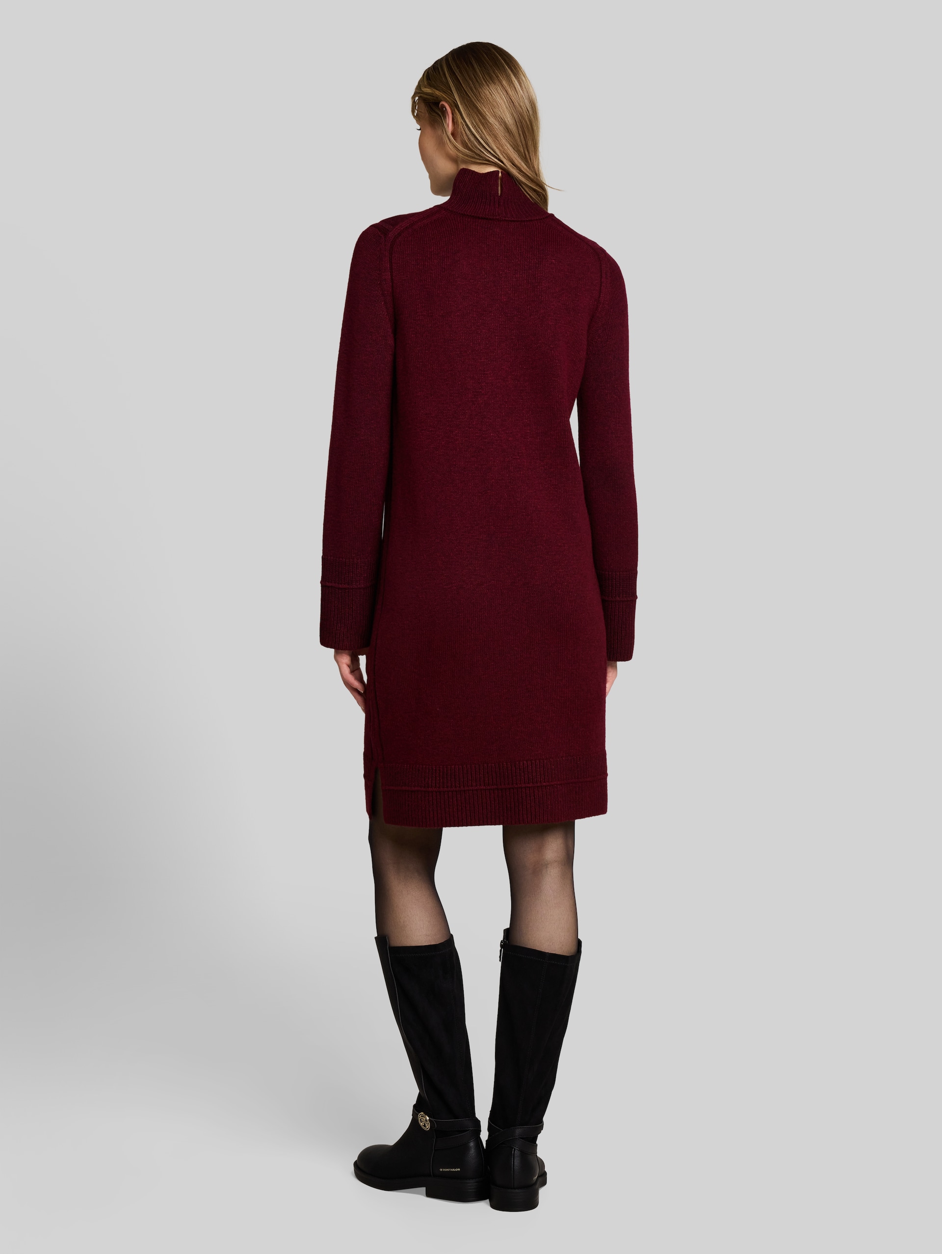 Cosy Strickkleid mit Stehkragen - preppy plum melange - Model-Rückansicht