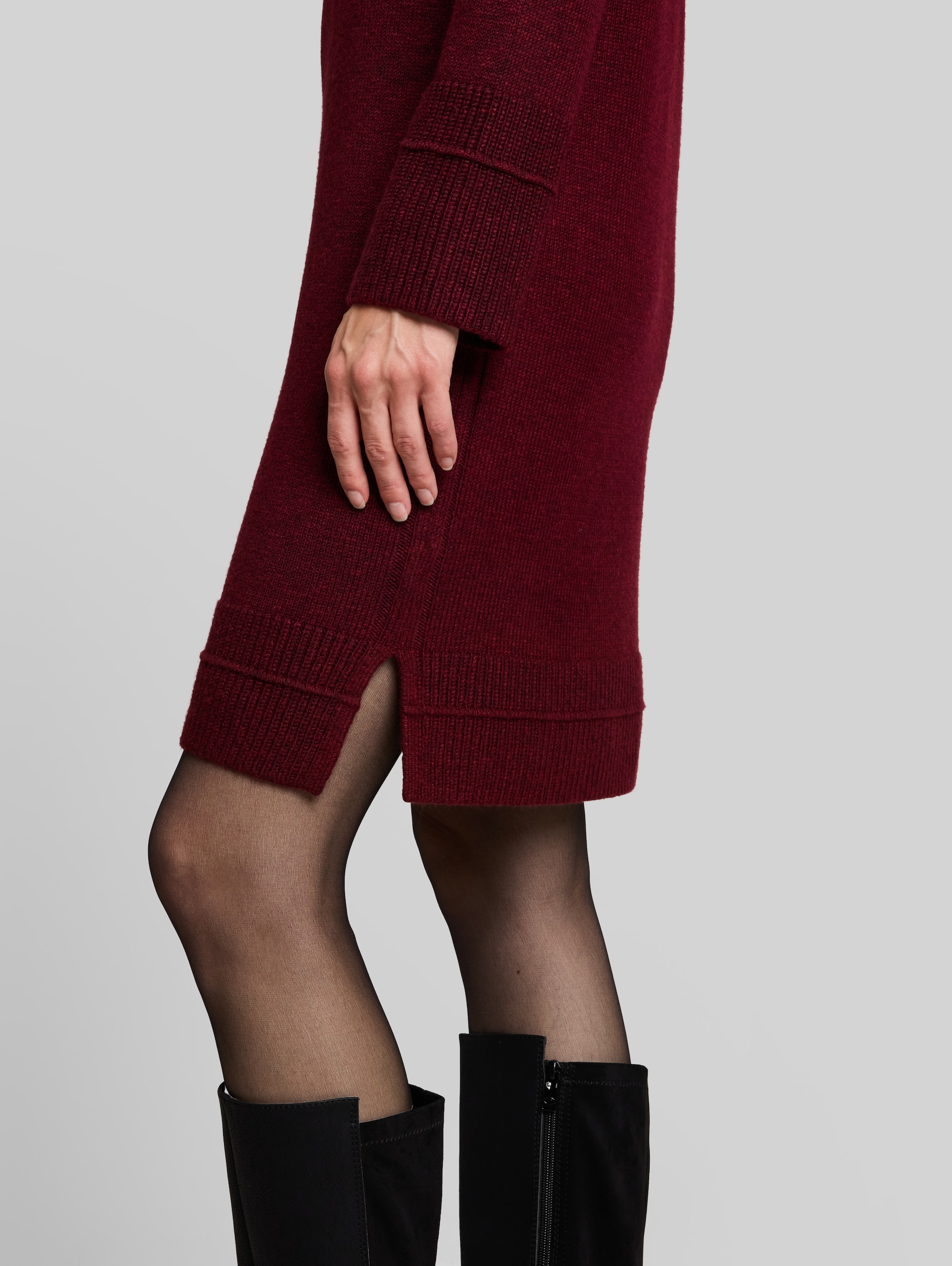 Cosy Strickkleid mit Stehkragen - preppy plum melange - Detail-Model-Ansicht