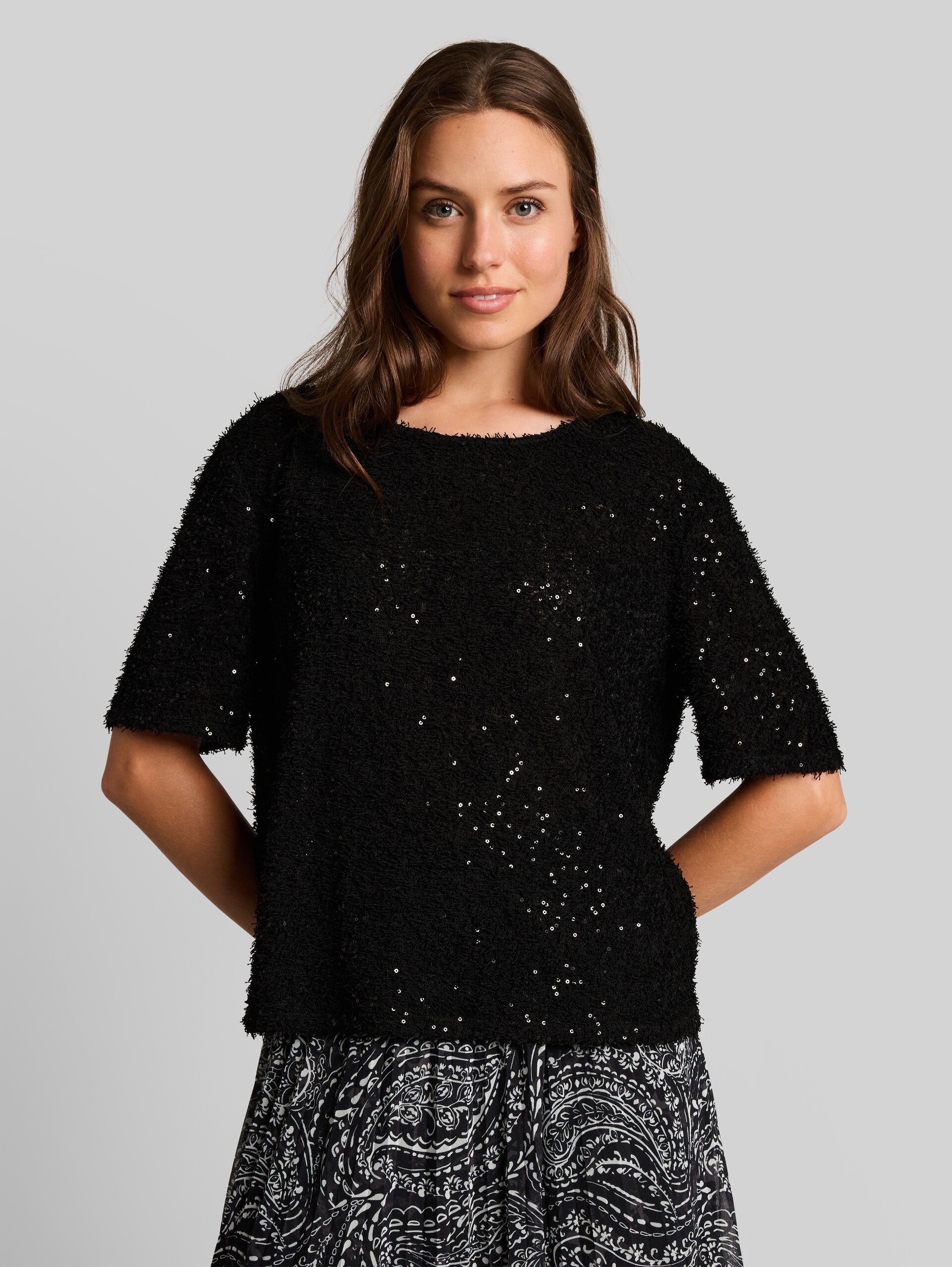 T-Shirt mit Pailletten - deep black - Ausschnitt Model-Vorderansicht