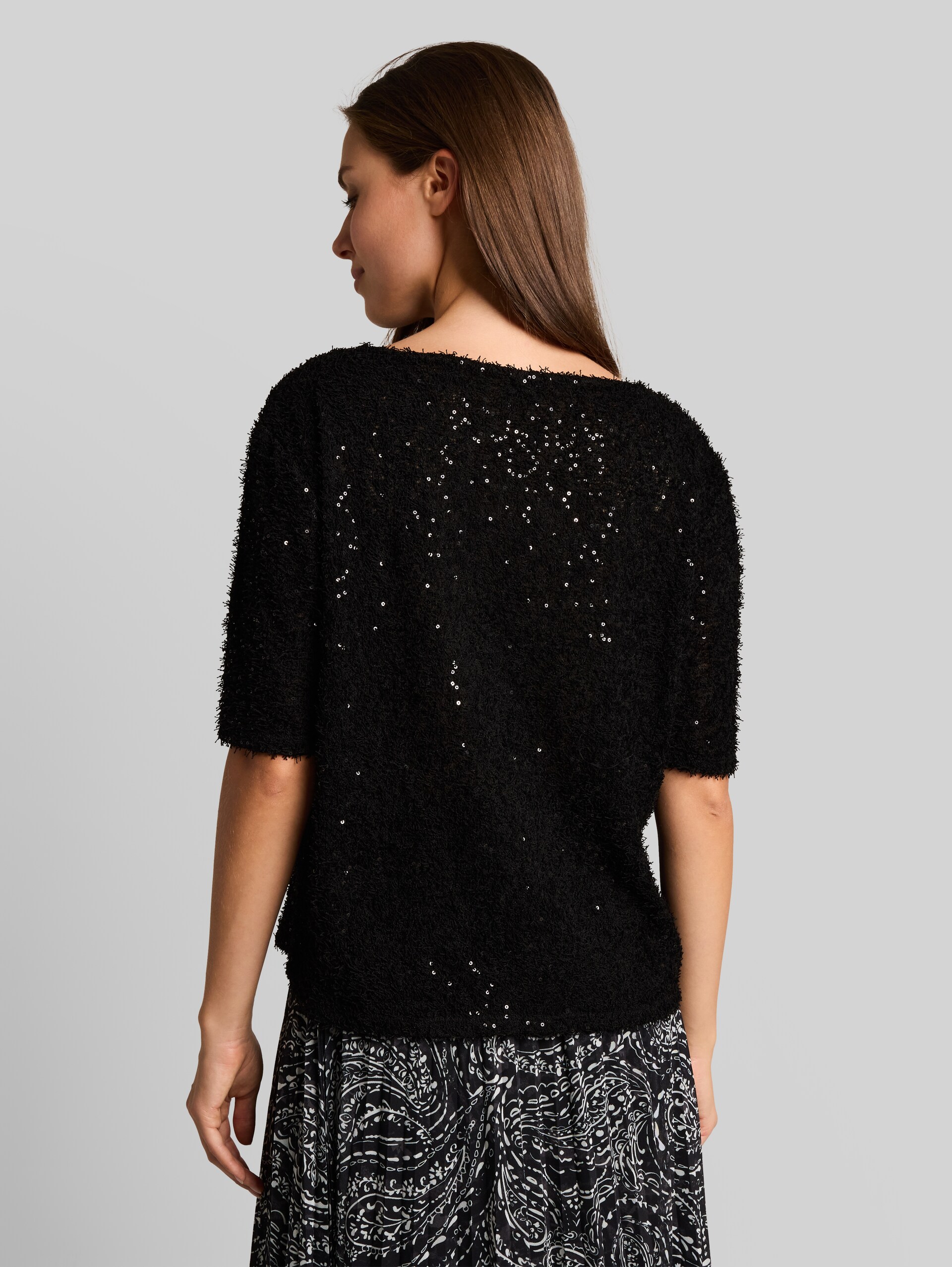 T-Shirt mit Pailletten - deep black - Auschnitt Model-Rückansicht