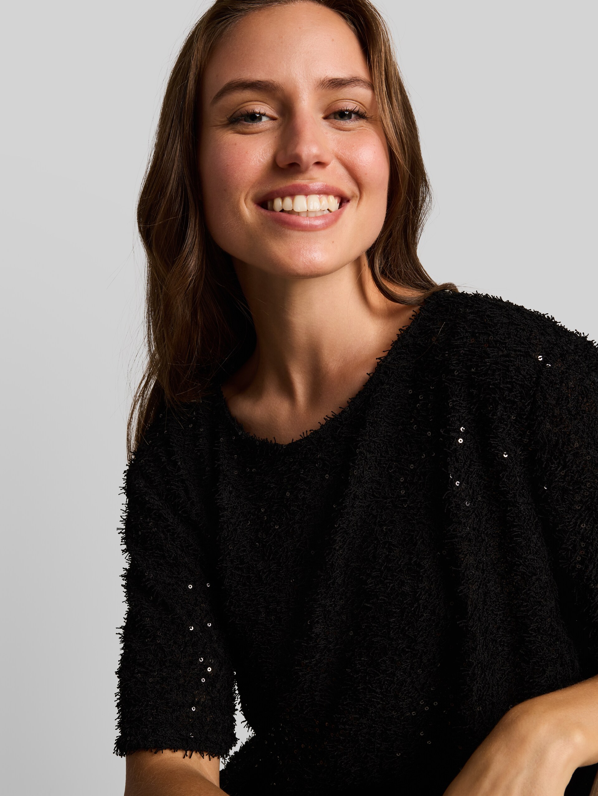 T-Shirt mit Pailletten - deep black - Detail-Model-Ansicht