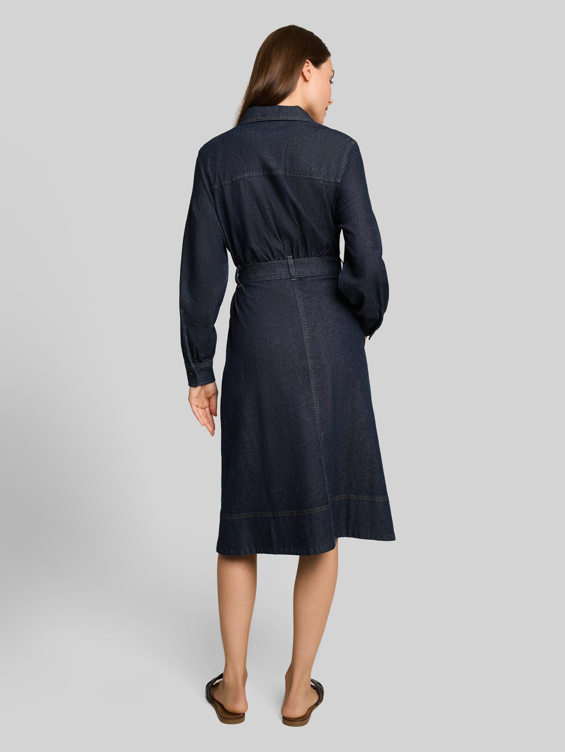 Losvallende spijkerjurk met riem - Blue Rinse Denim - Model-achteraanzicht