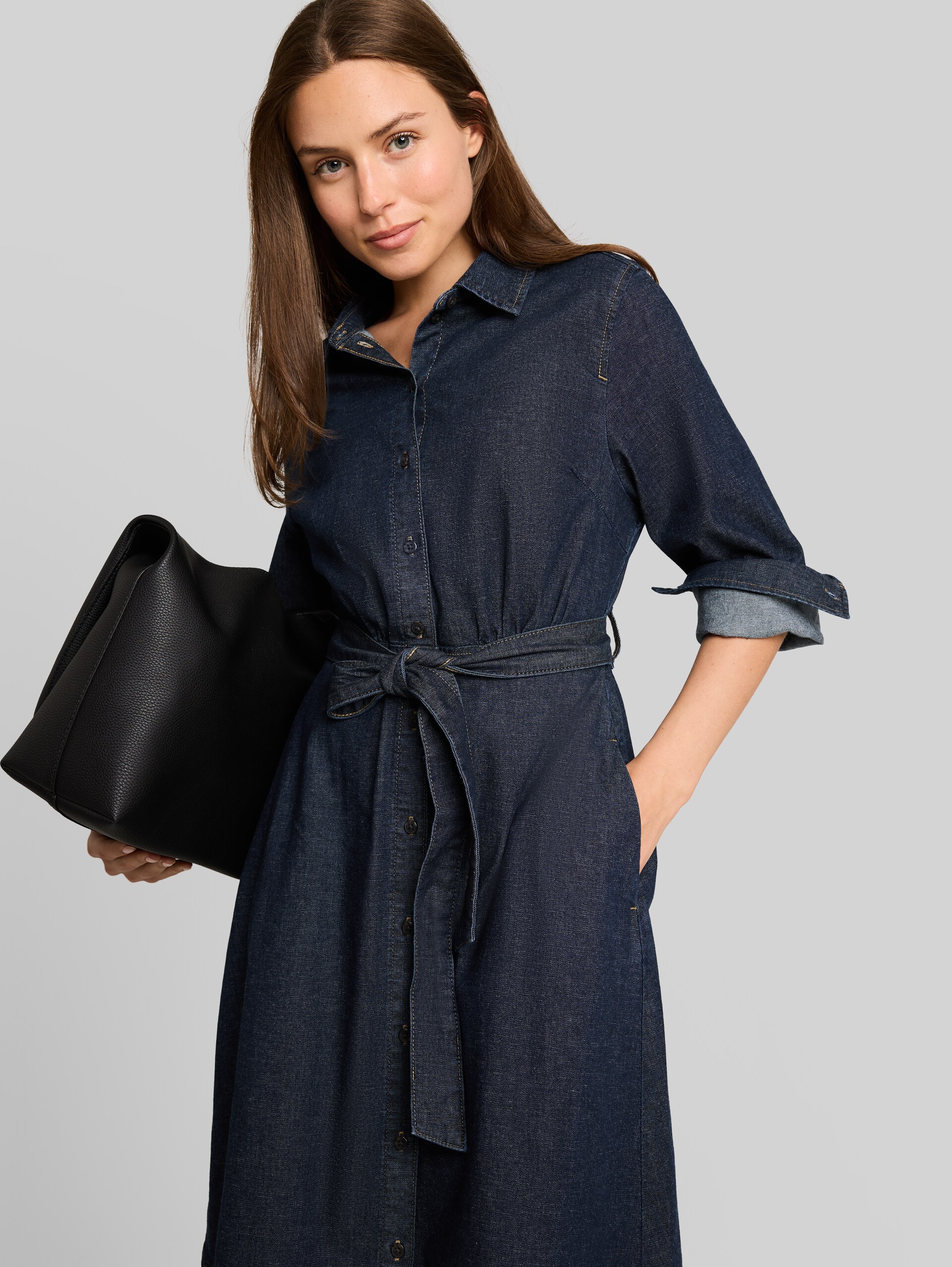 Losvallende spijkerjurk met riem - Blue Rinse Denim - Detailaanzicht model