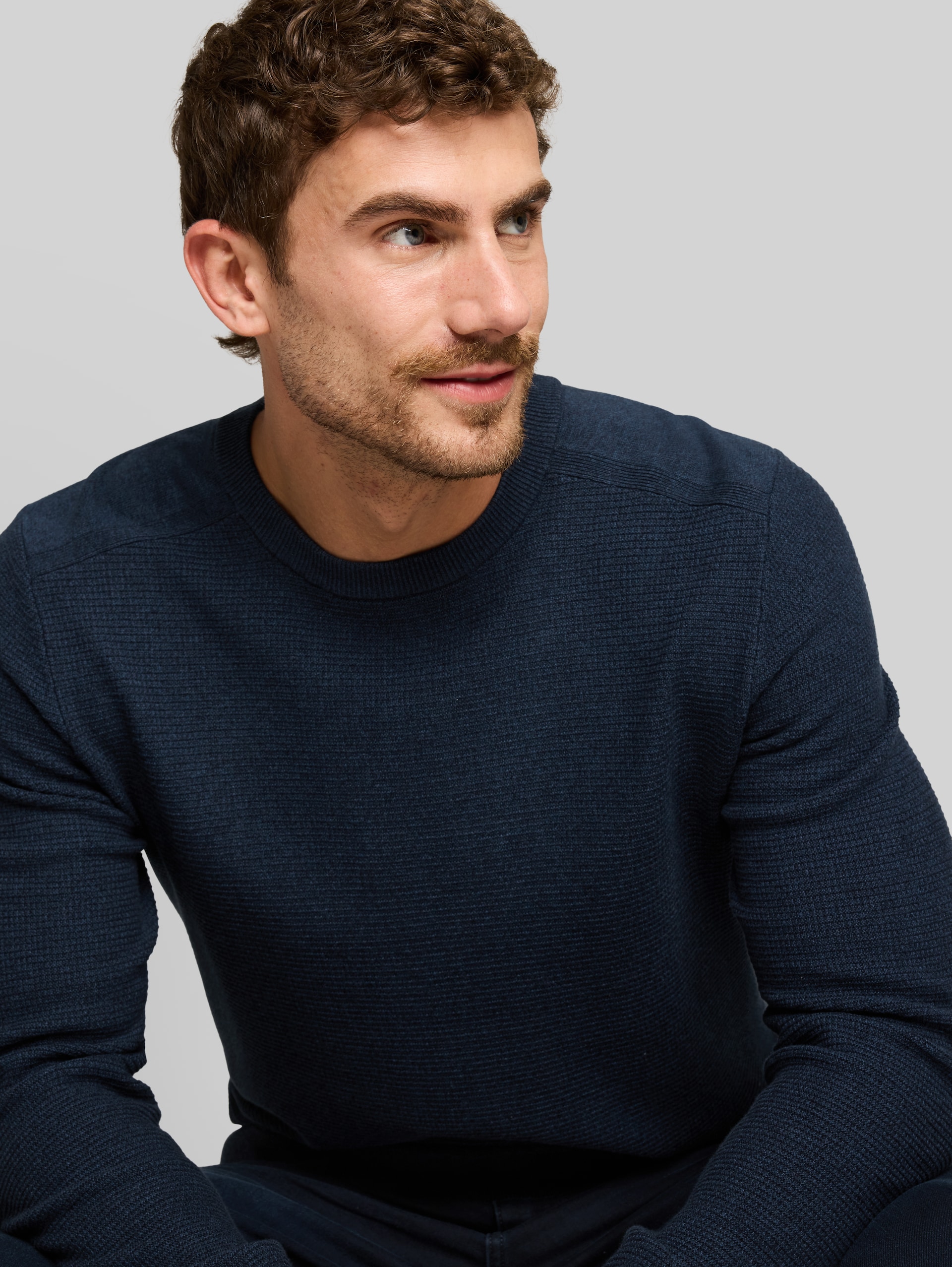 Strickpullover aus Baumwolle - mouline blue navy - Detail-Model-Ansicht