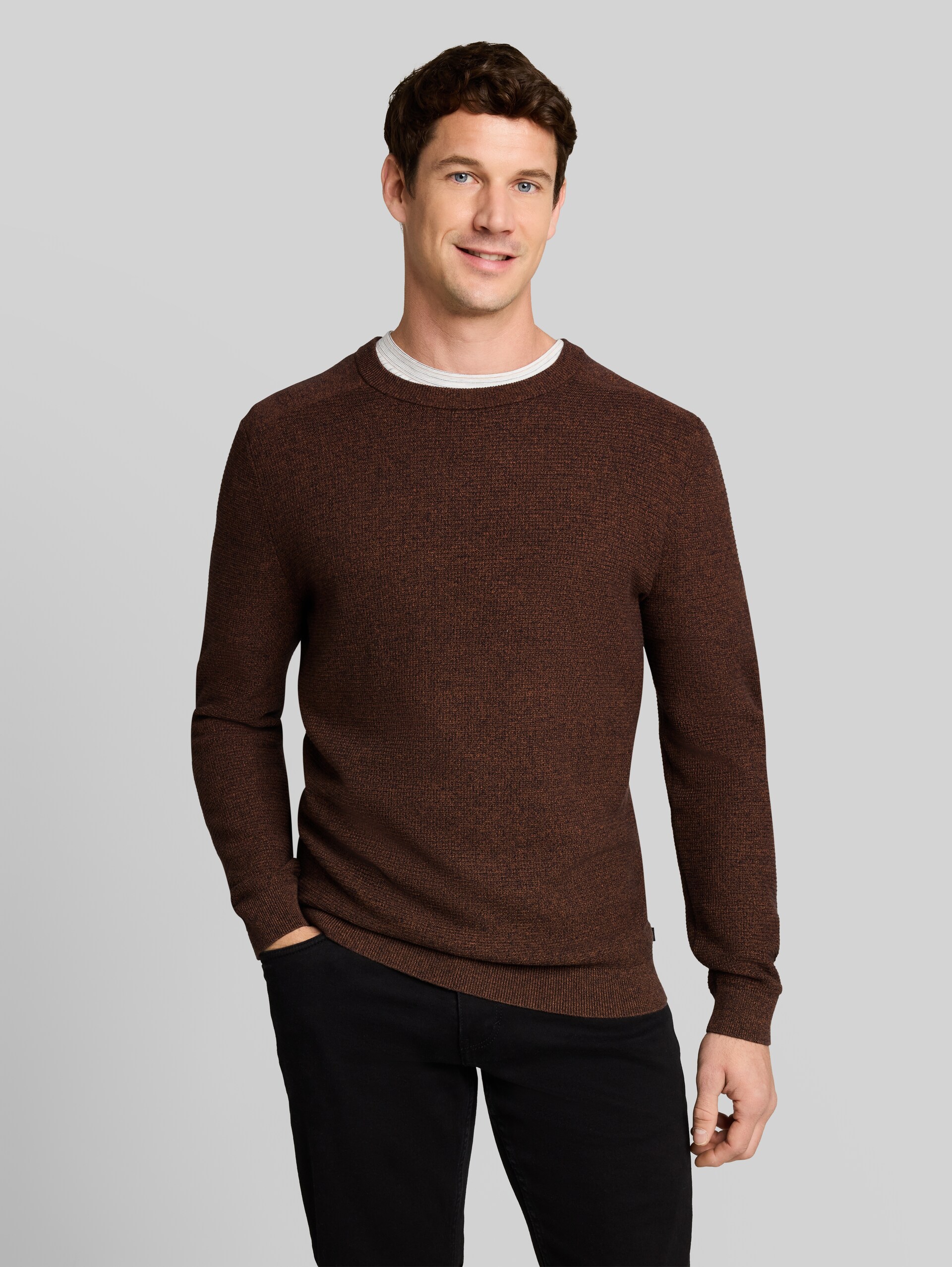 Strickpullover aus Baumwolle - mouline camel navy - Ausschnitt Model-Vorderansicht