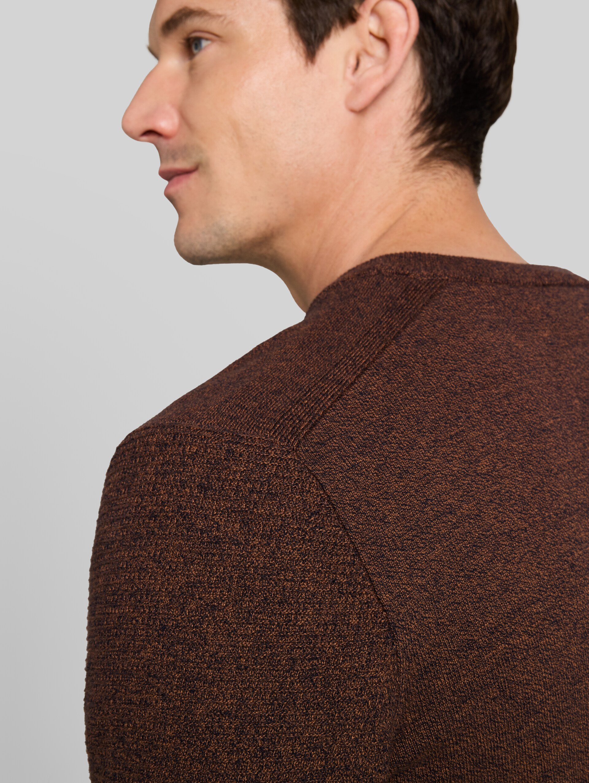 Strickpullover aus Baumwolle - mouline camel navy - Detail-Model-Ansicht
