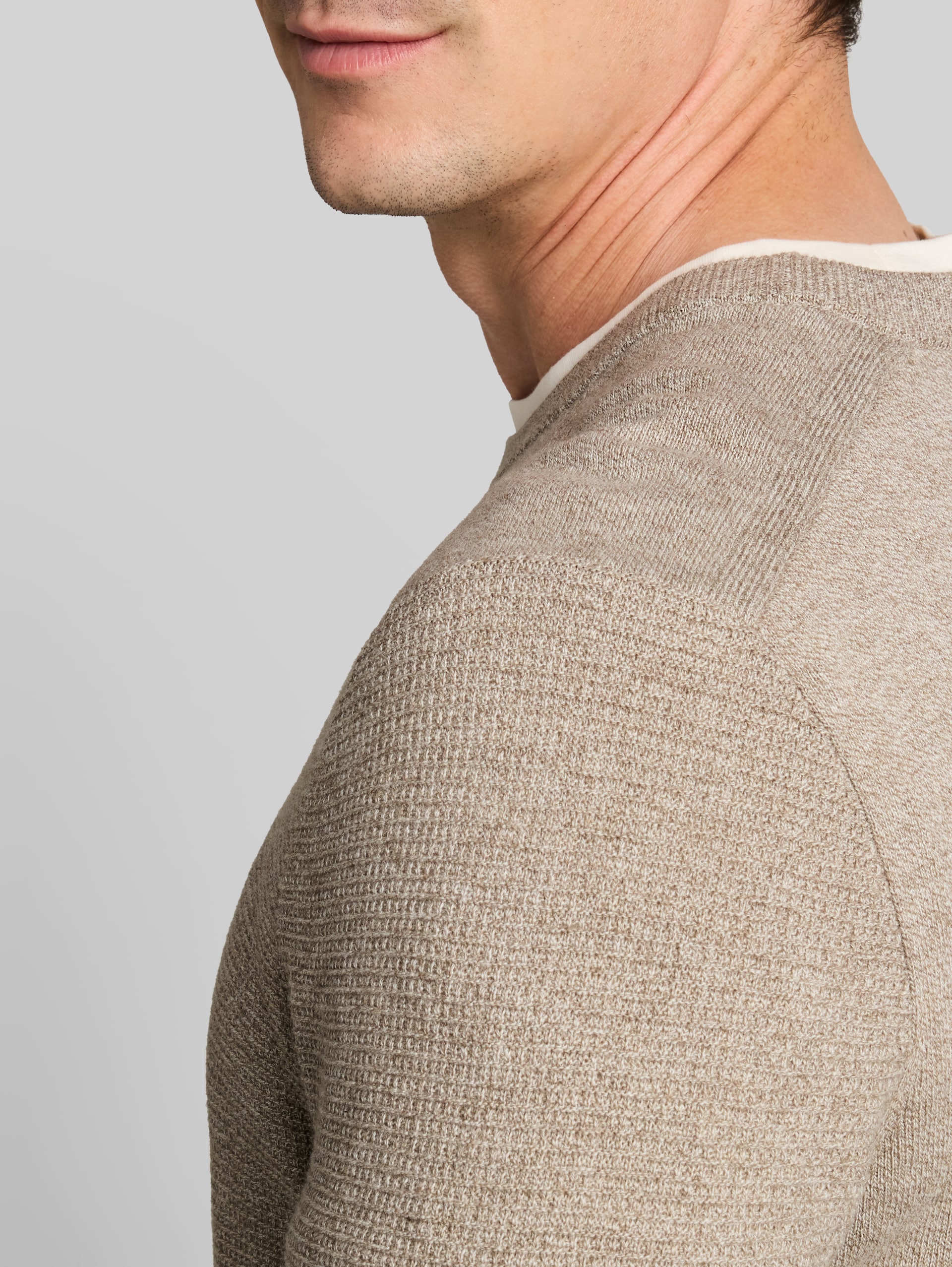 Strickpullover aus Baumwolle - mouline taupe offwhite - Detail-Model-Ansicht