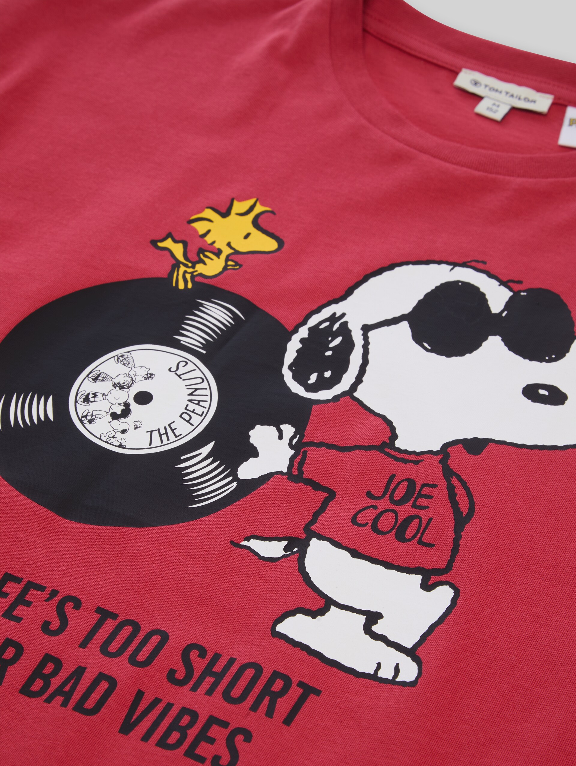 T-shirt met Peanuts-print - fresh cardinal red - Detailaanzicht model
