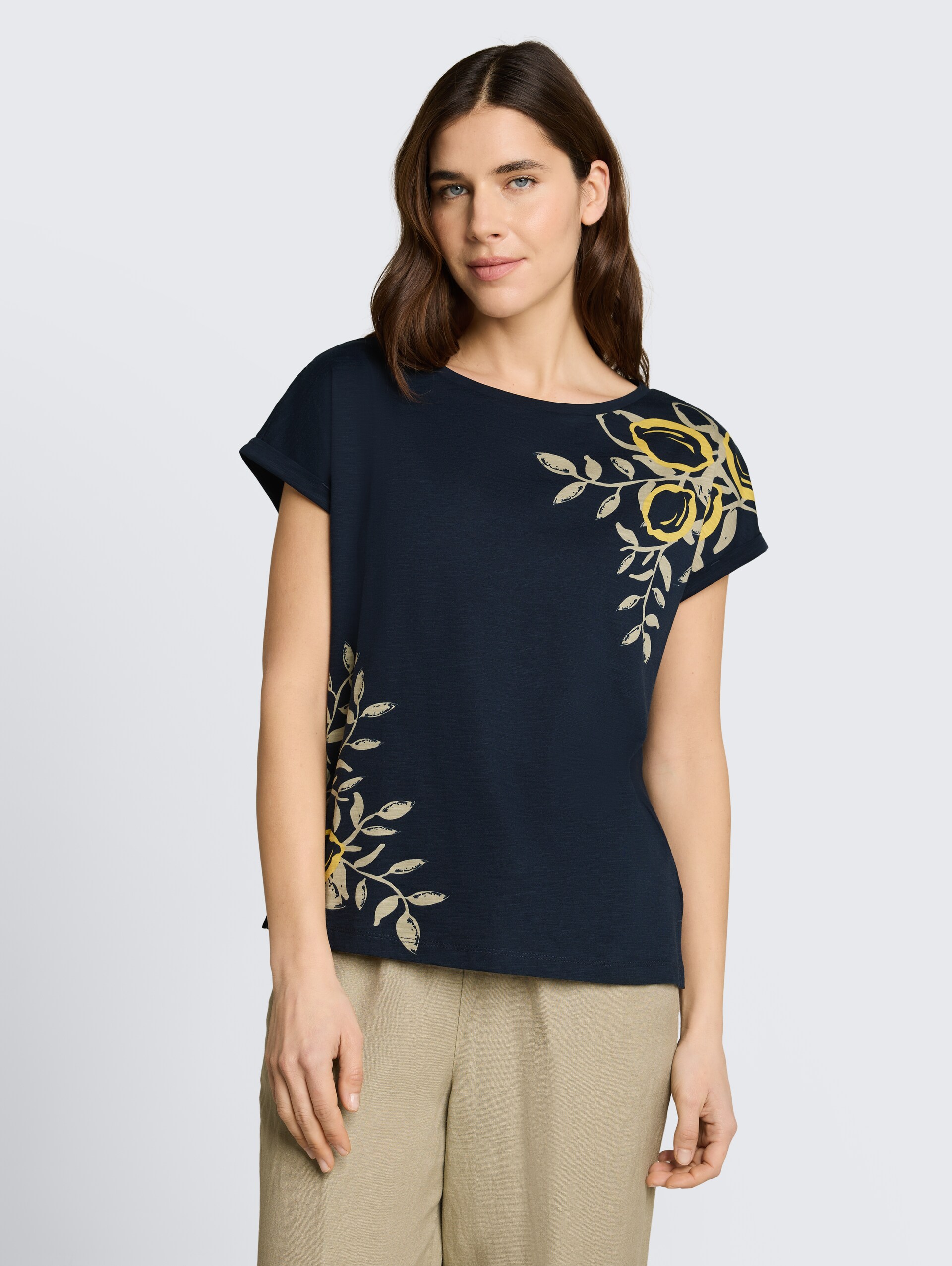 T-Shirt mit Print - sky captain blue - Ausschnitt Model-Vorderansicht