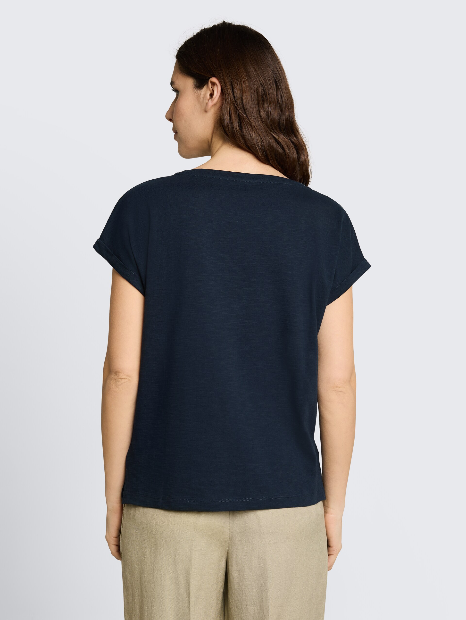 T-Shirt mit Print - sky captain blue - Auschnitt Model-Rückansicht