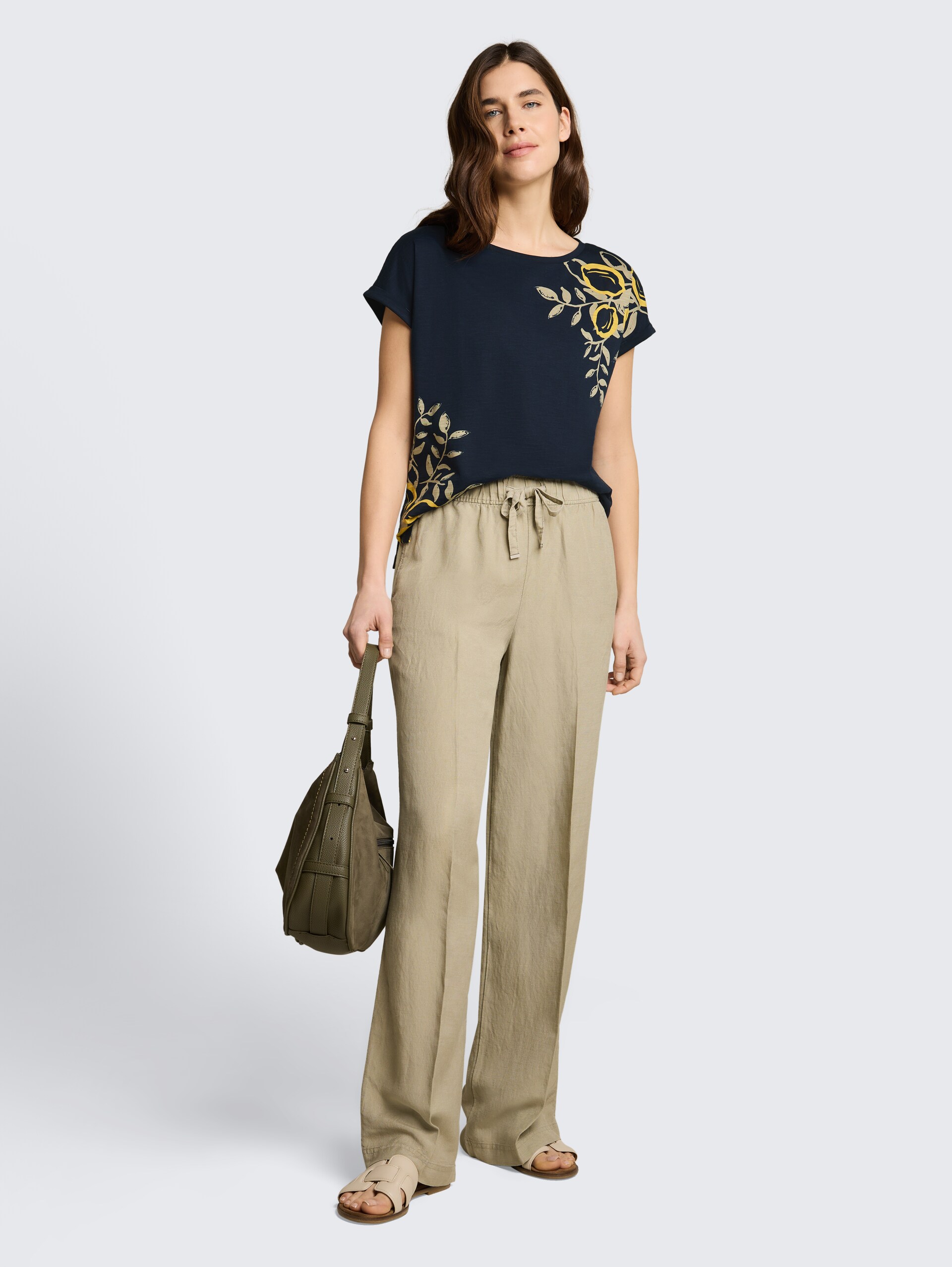 T-Shirt mit Print - sky captain blue - Model-Vorderansicht