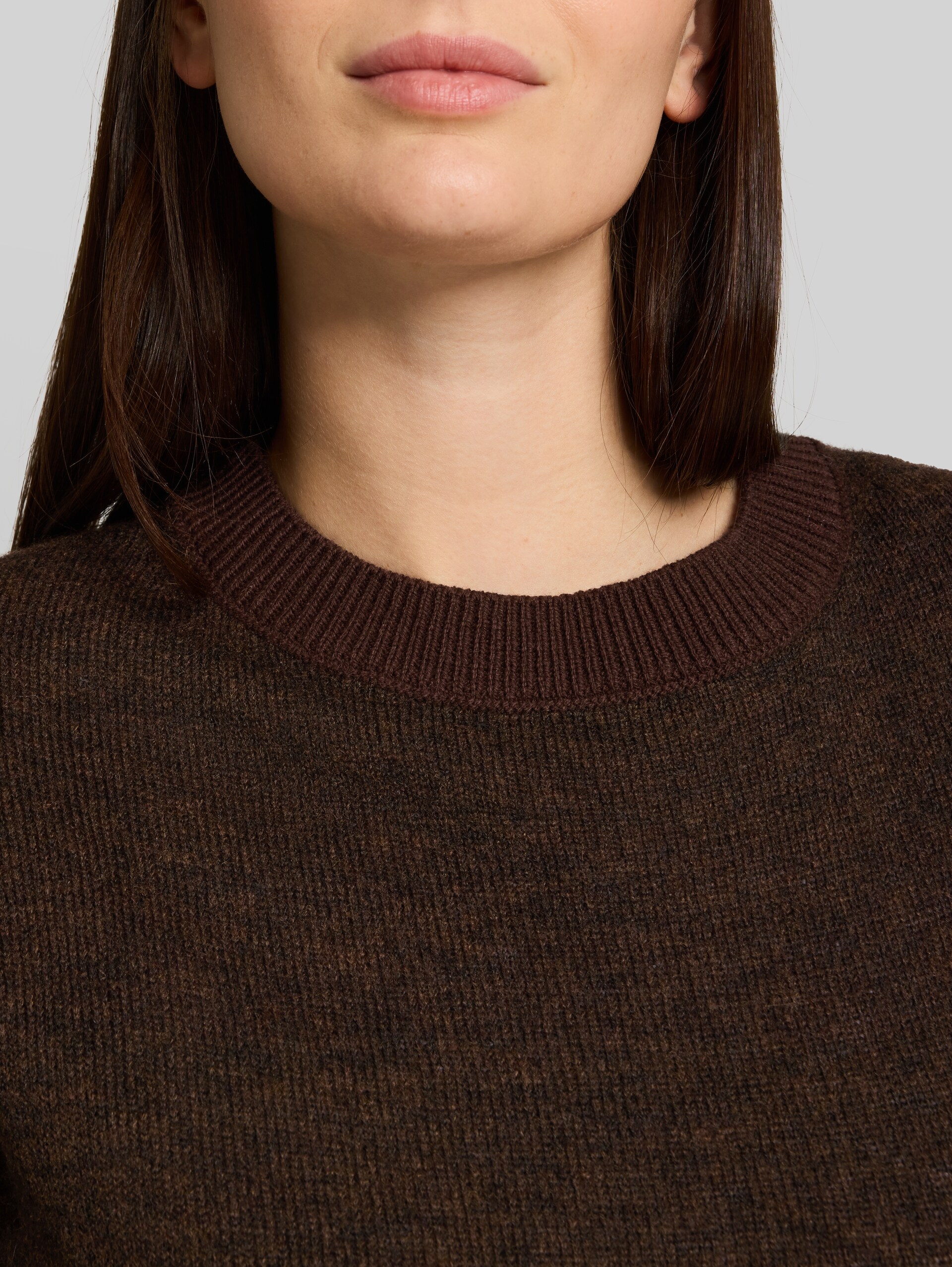 Gezellige gebreide trui met alpaca-aandeel - java dark brown melange - Detailaanzicht model