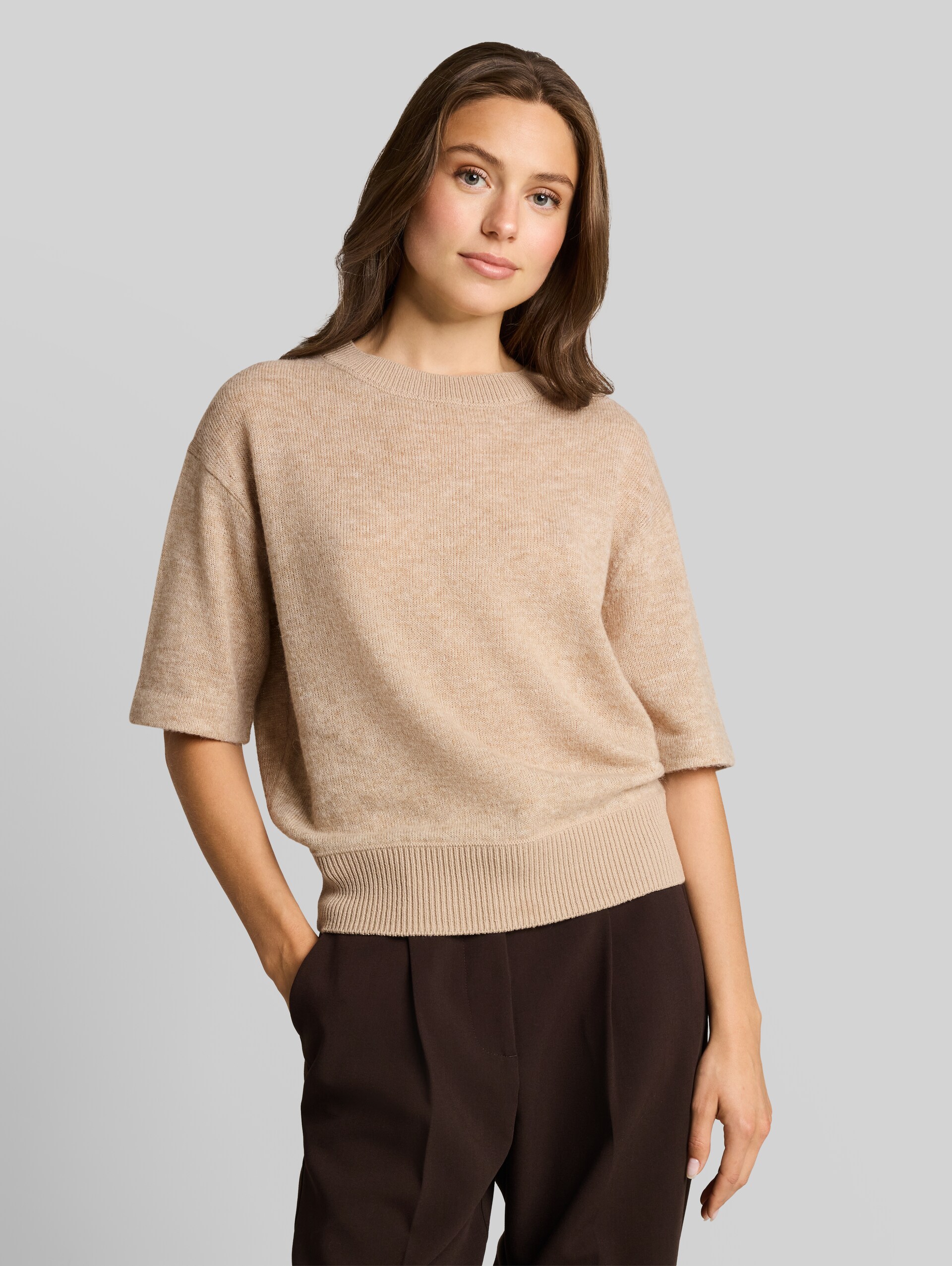 Gezellige gebreide trui met alpaca-aandeel - gravel beige melange - Nek model vooraanzicht