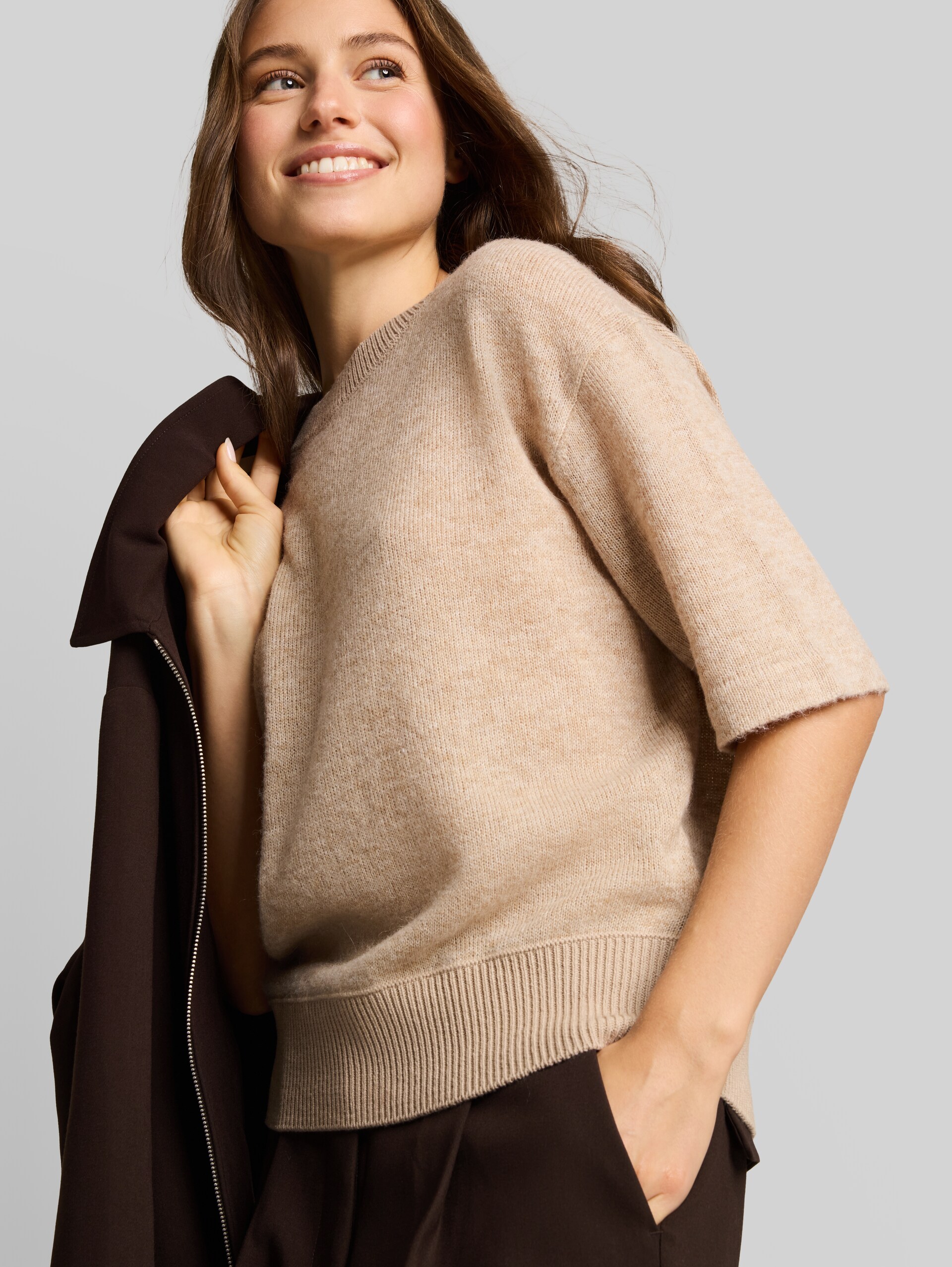 Gezellige gebreide trui met alpaca-aandeel - gravel beige melange - Detailaanzicht model