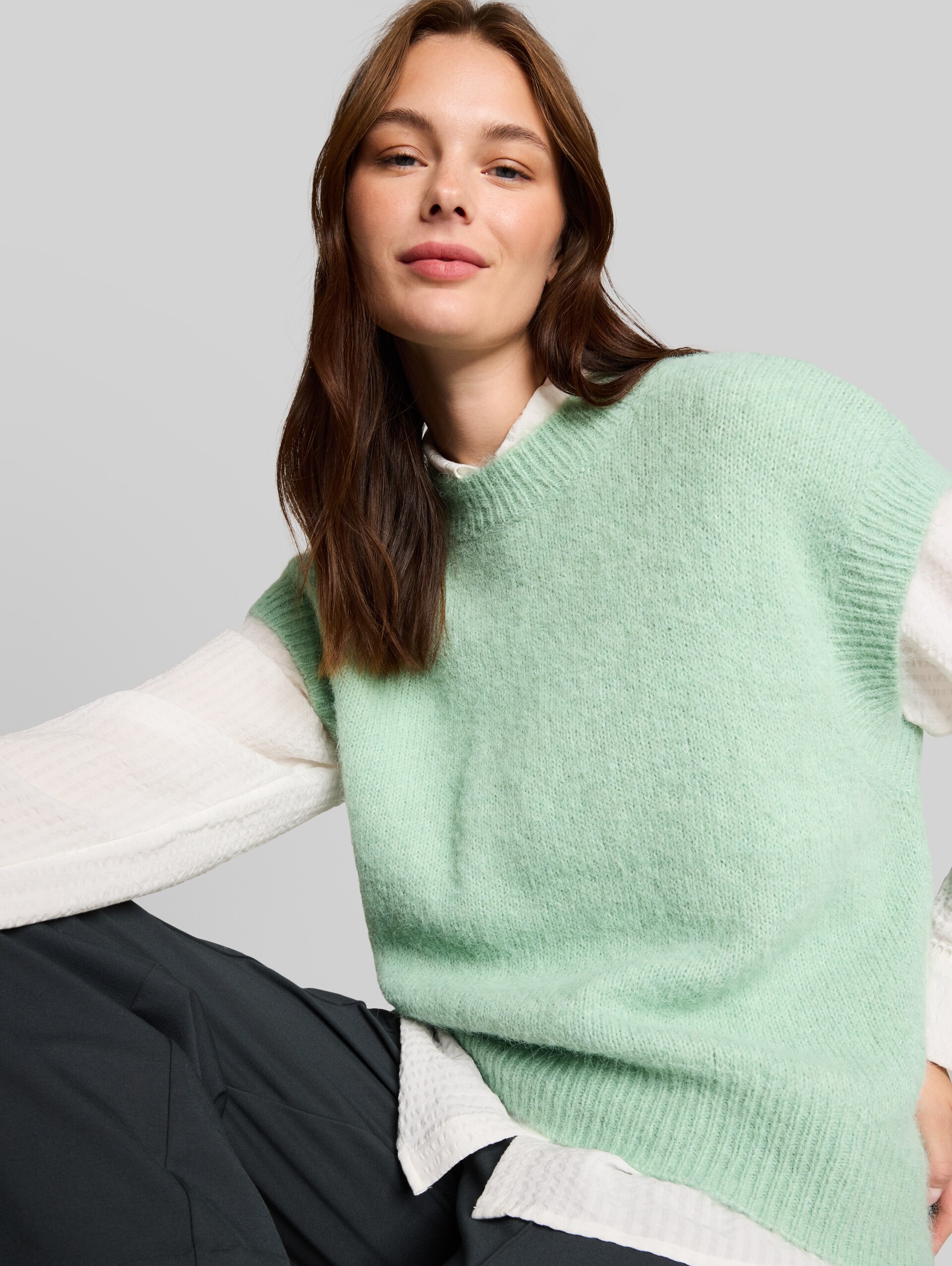 Oversize Pullunder mit Wollanteil - dusty light green melange - Detail-Model-Ansicht