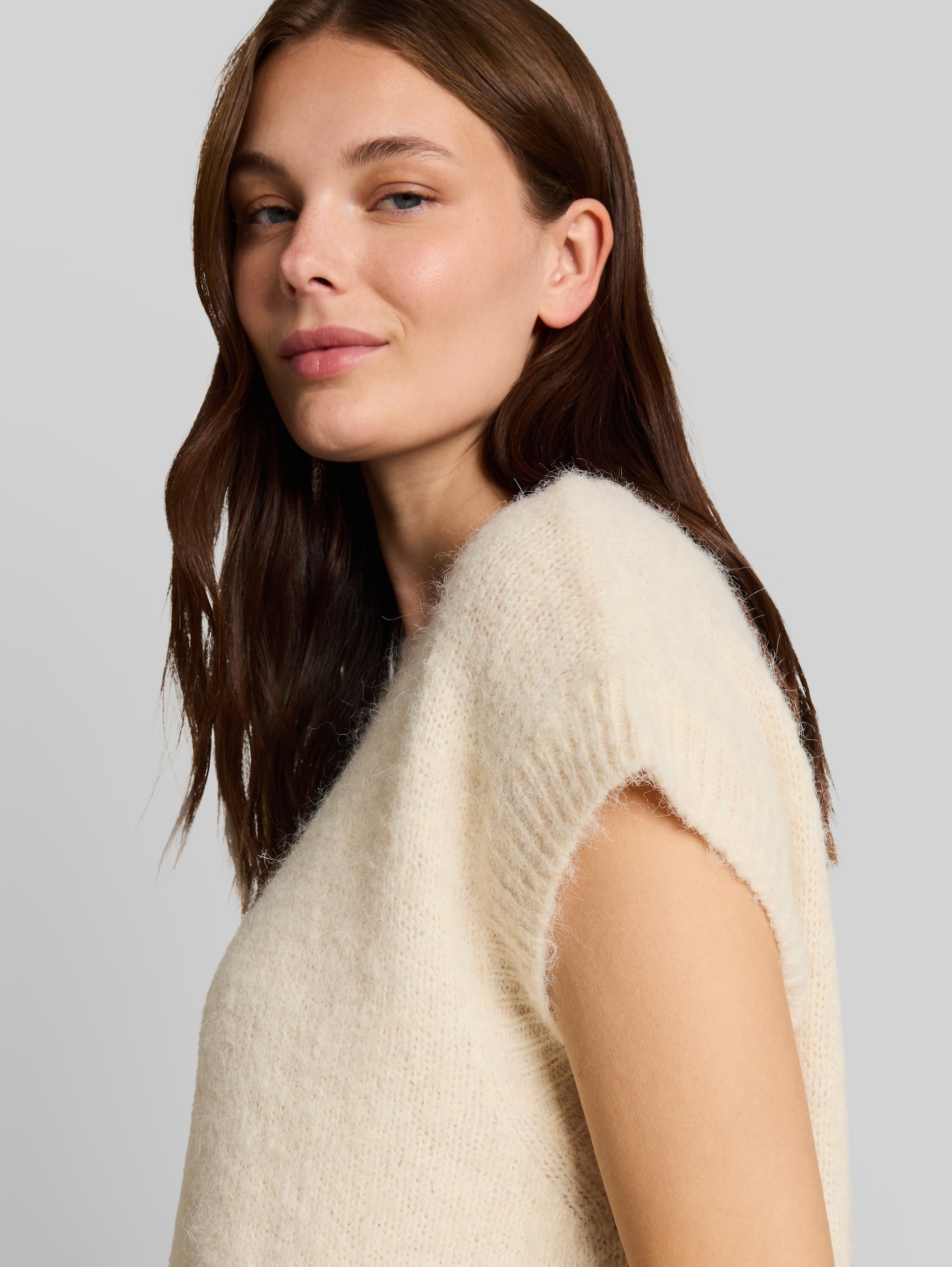 Oversize Pullunder mit Wollanteil - whisper offwhite melange - Detail-Model-Ansicht