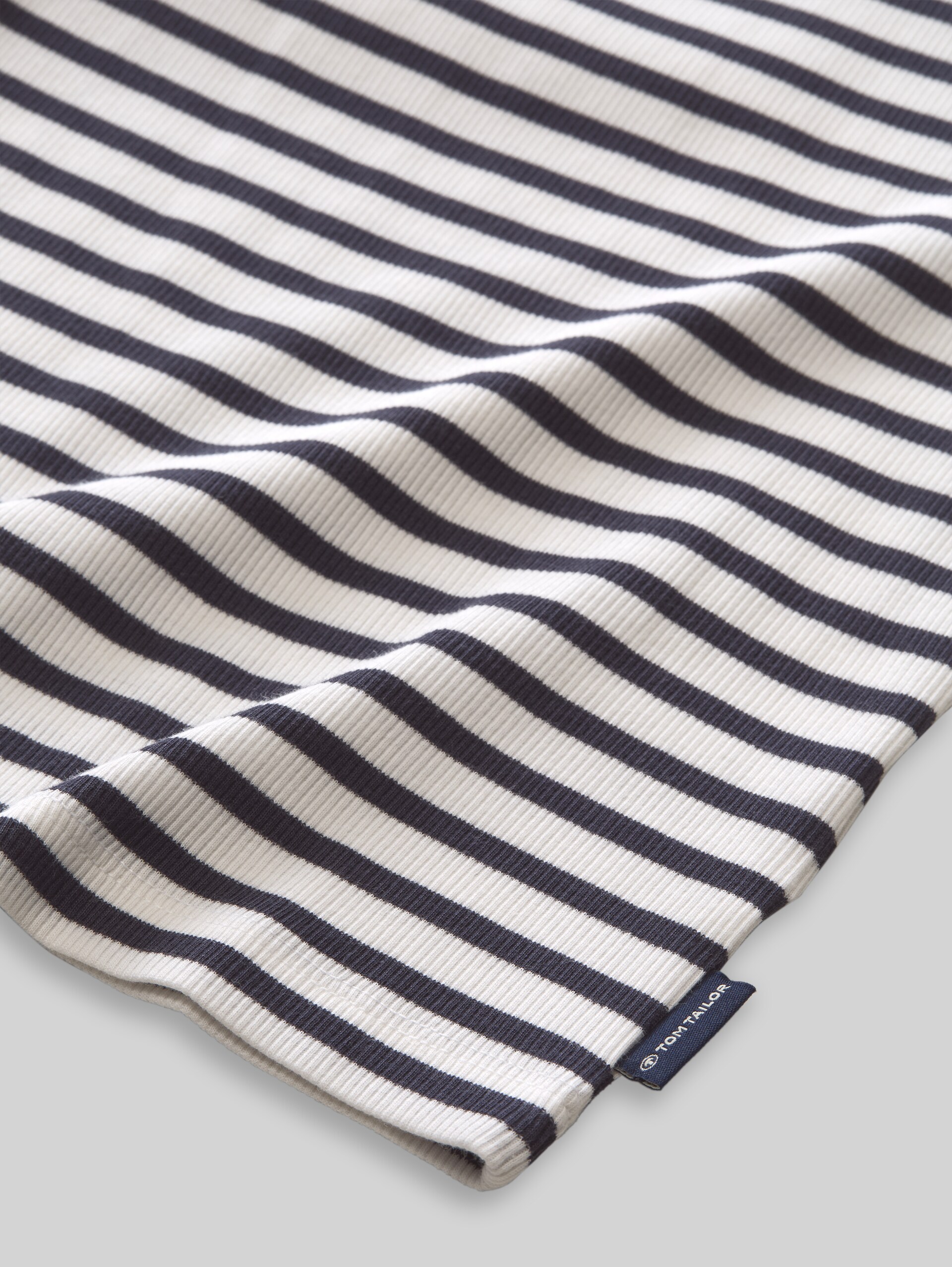 Cropped T-shirt met streepmotief - dark blue white thin stripe - Detailaanzicht model