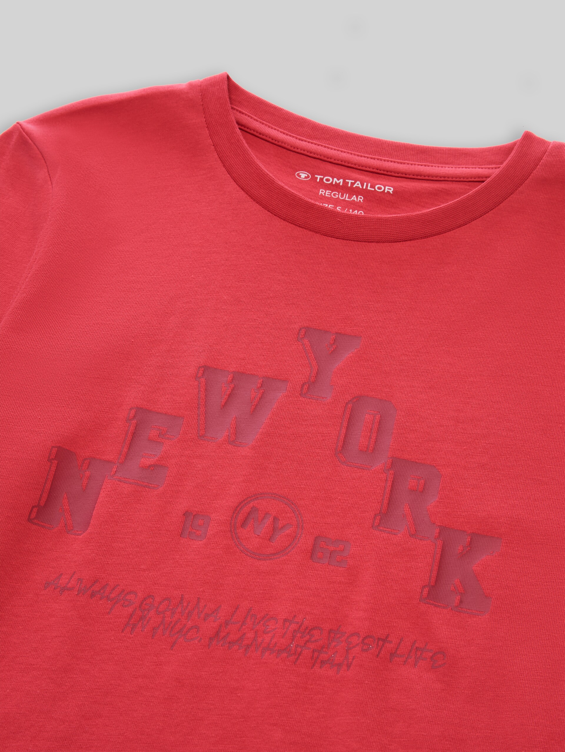 Basic T-shirt in een set van 2 - fresh cardinal red - Detailaanzicht model