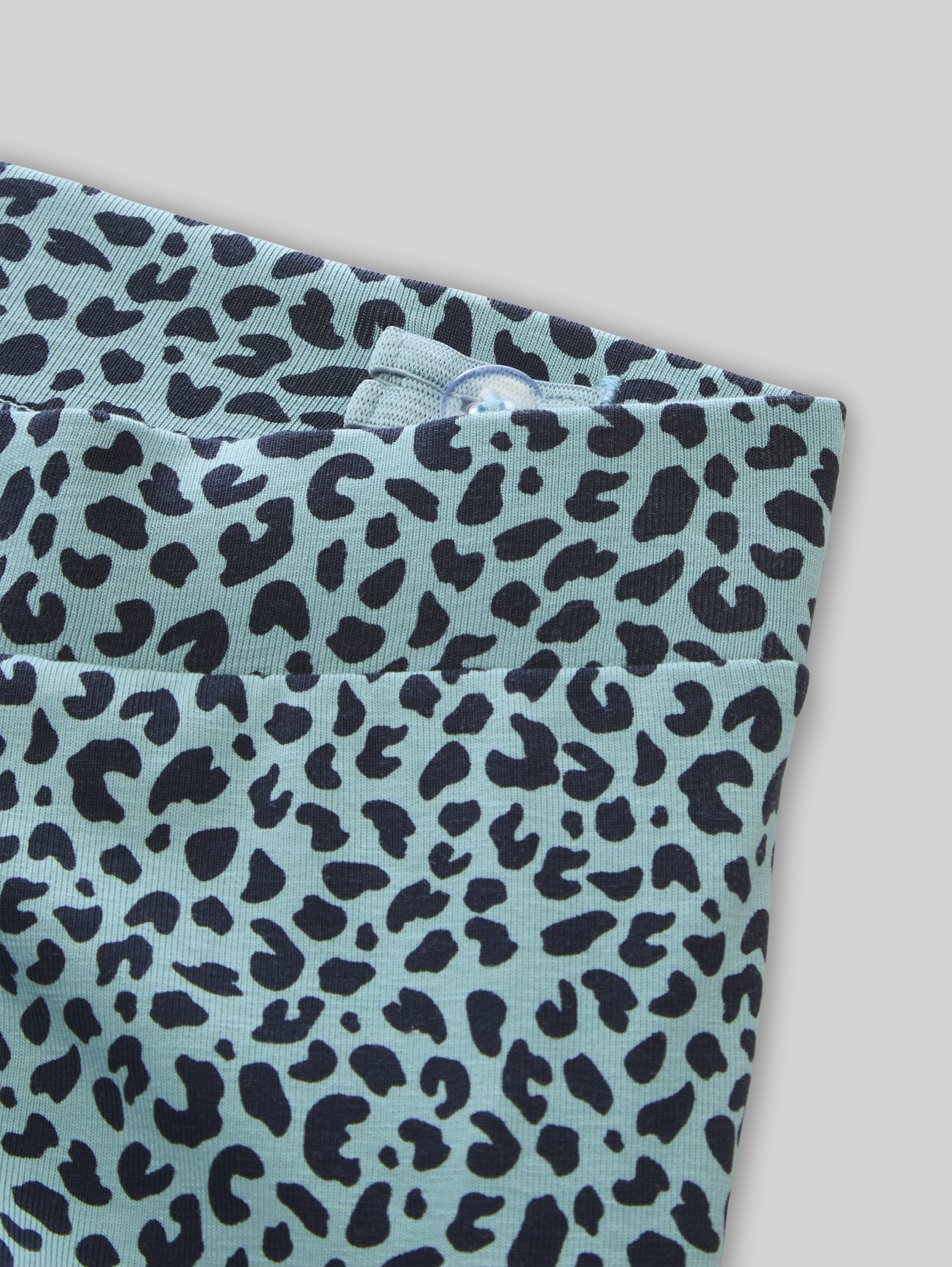 Flared Leggings mit Leomuster - green small leo design