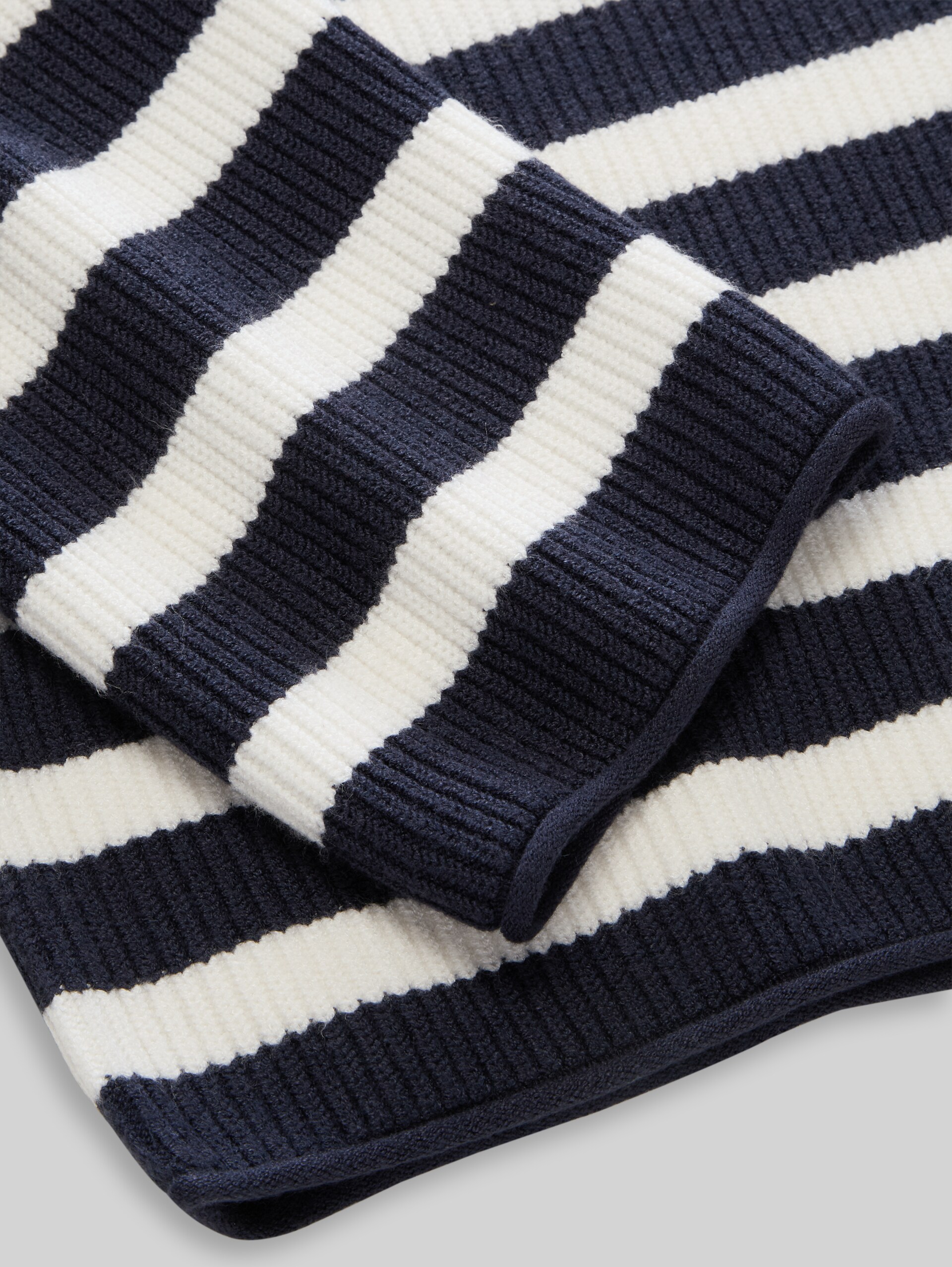 Cropped Strickpullover mit Streifenmuster - navy and white block stripe - Detail-Model-Ansicht