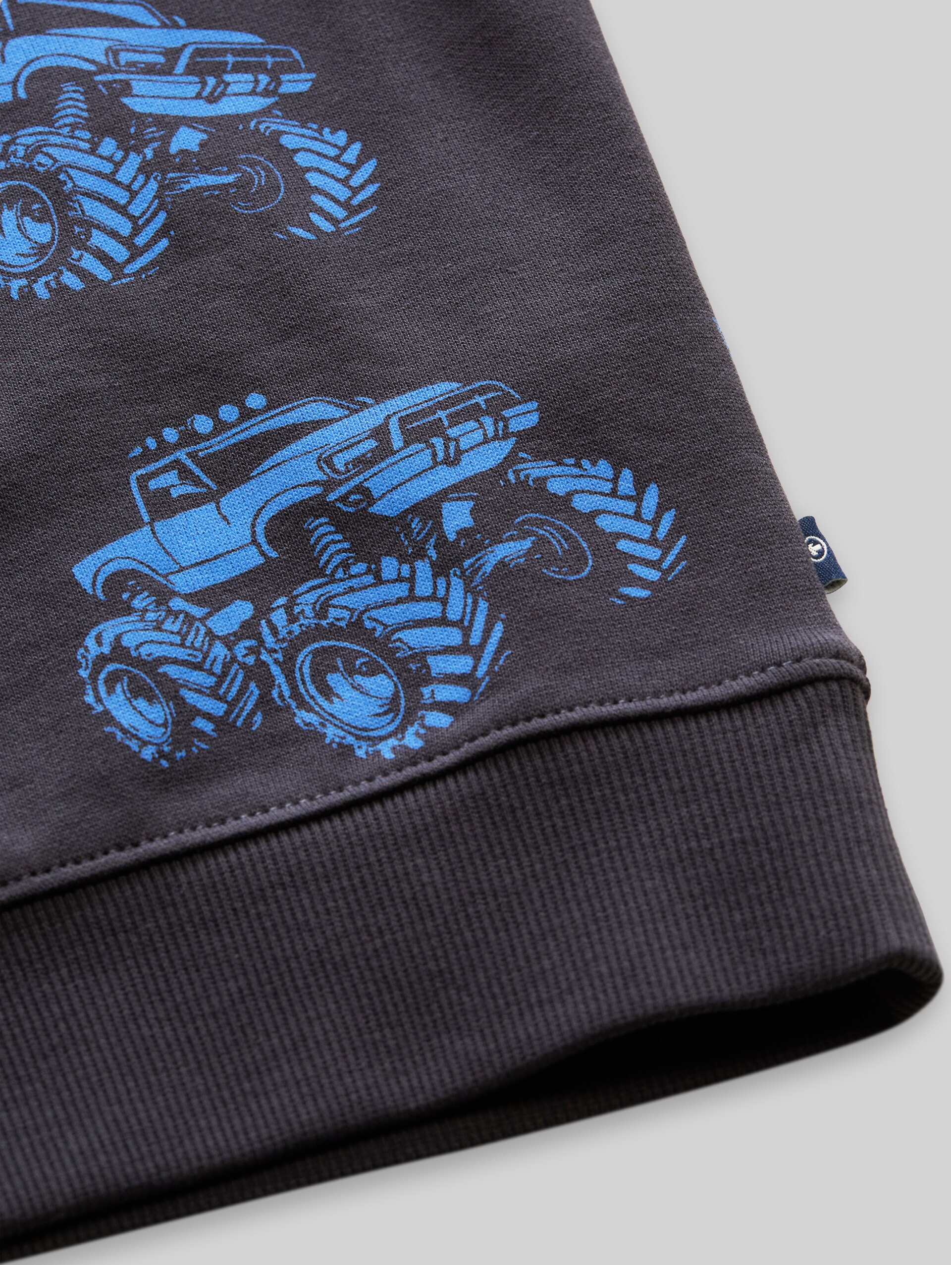 Sweatshirt met all-over print - grey blue monster truck design - Detailaanzicht model