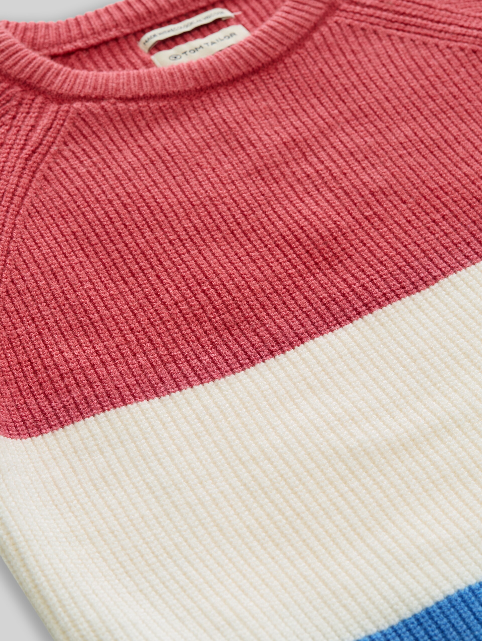 Gebreide trui met ronde hals - soft blue and red block stripe - Detailaanzicht model