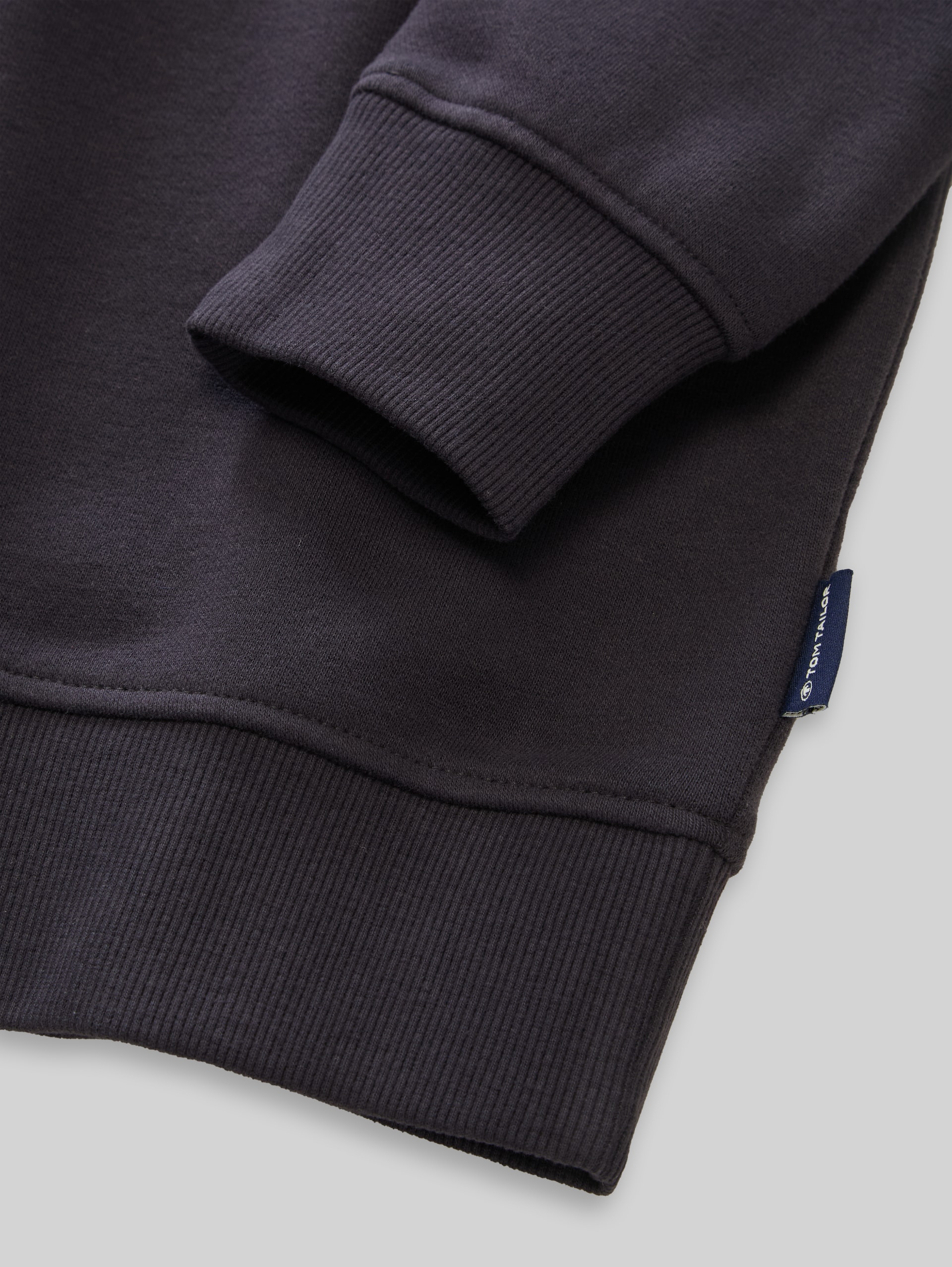 Basic sweatshirt met print - coal grey - Detailaanzicht model