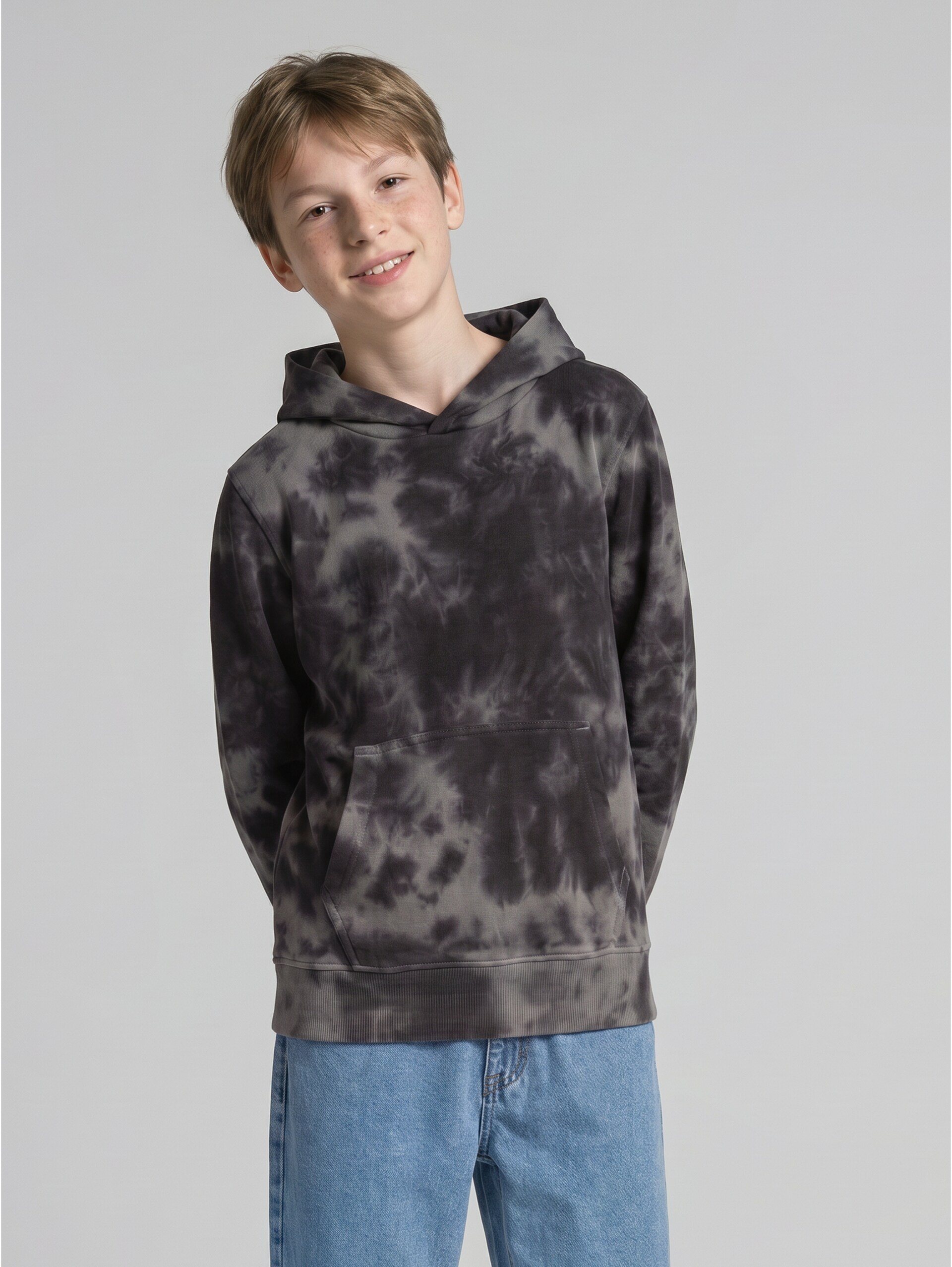 Hoodie Sweatshirt mit Batikmuster - dark grey tie dye - Ausschnitt Model-Vorderansicht