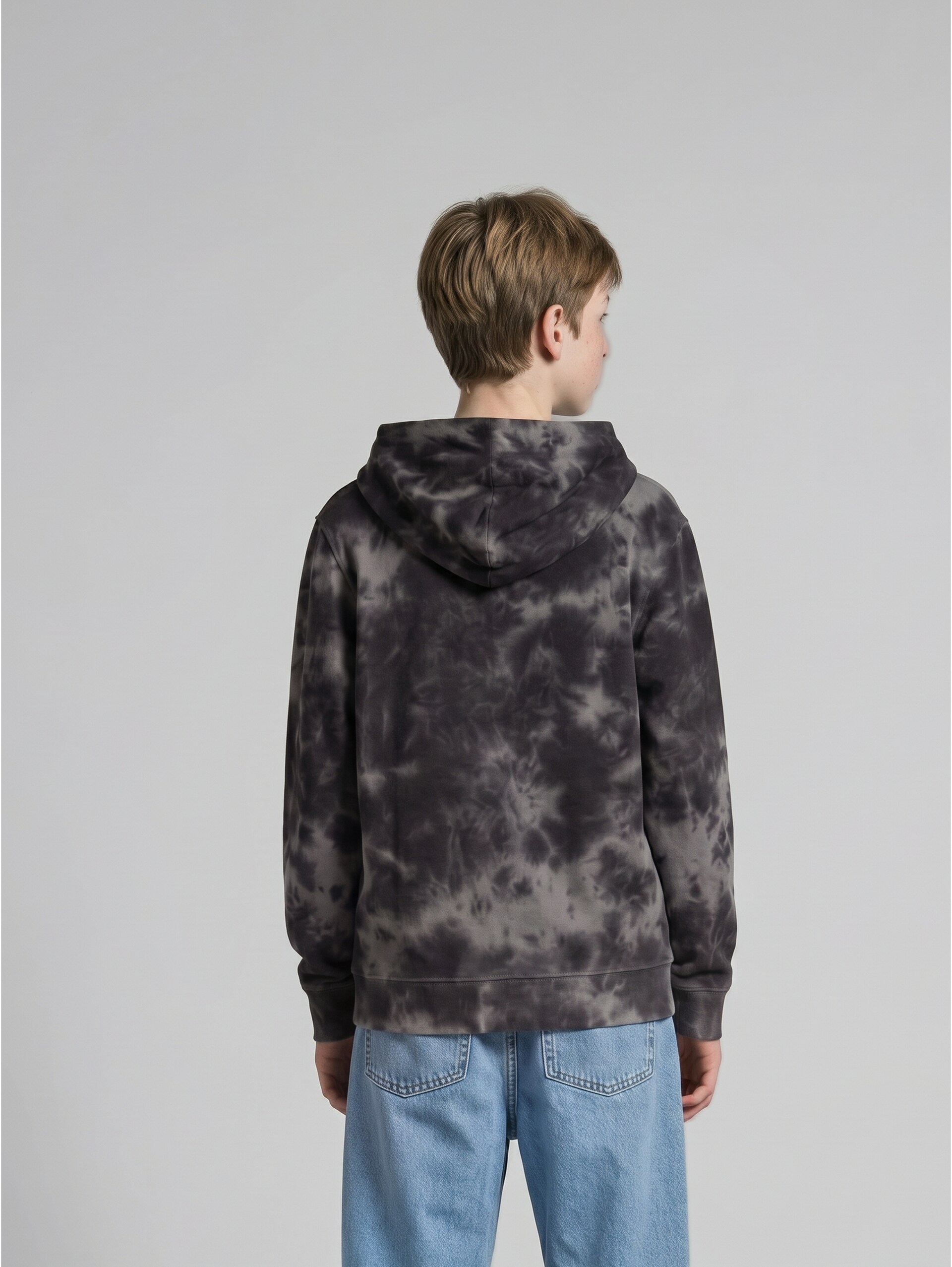 Hoodie Sweatshirt mit Batikmuster - dark grey tie dye - Auschnitt Model-Rückansicht