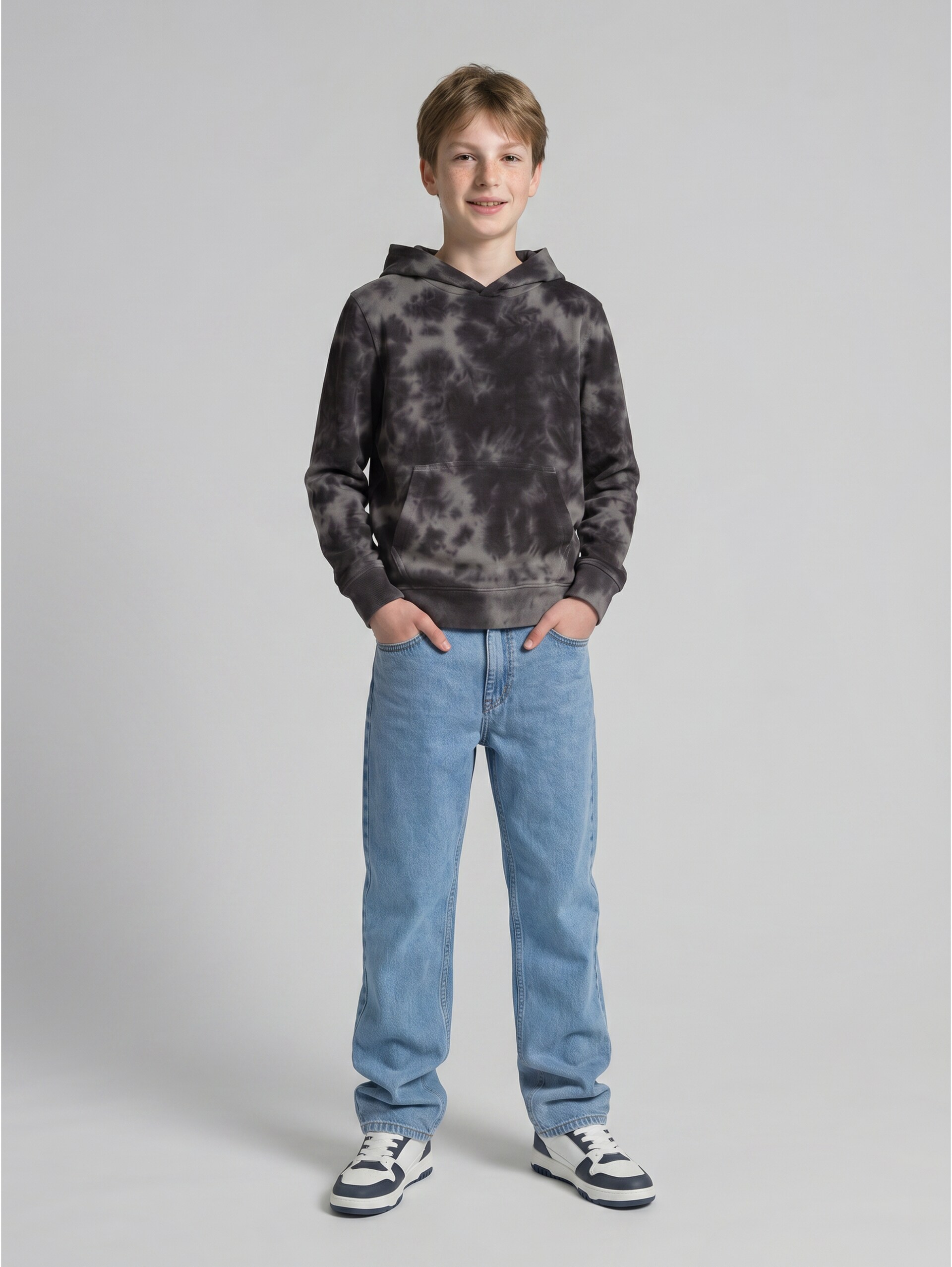 Hoodie Sweatshirt mit Batikmuster - dark grey tie dye - Model-Vorderansicht