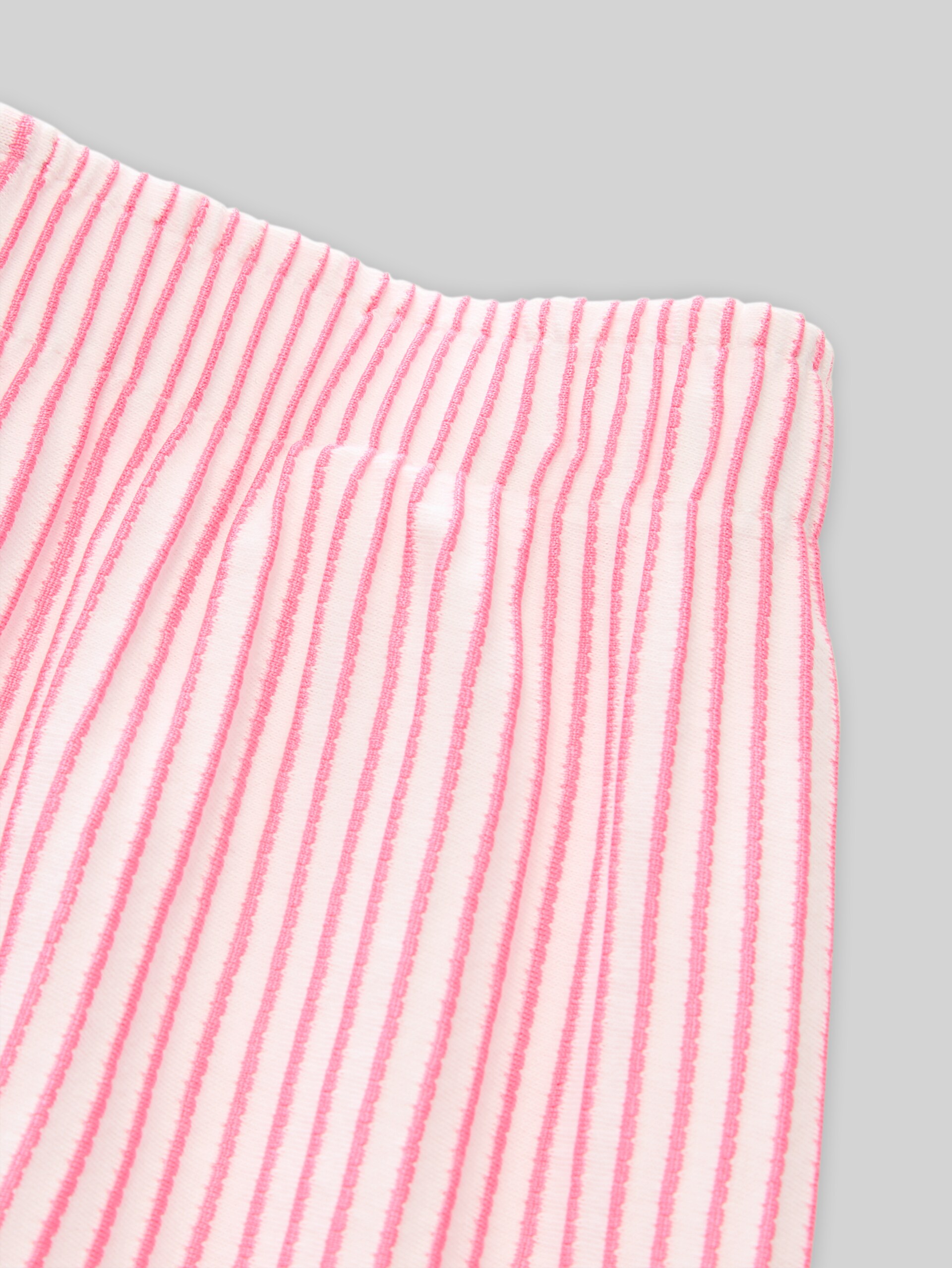 Shorts mit Streifenmuster - vertical pink white stripe - Detail-Model-Ansicht
