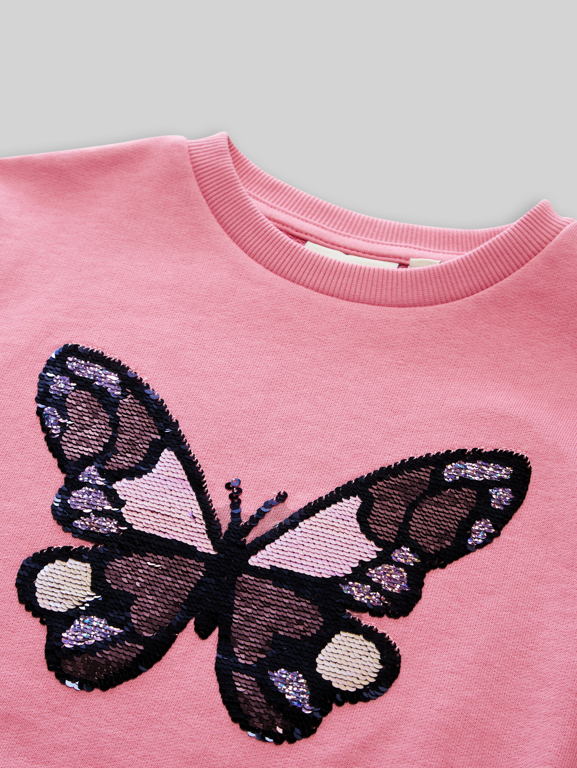 Cropped Sweatshirt mit Wendepailletten - smooth rose - Detail-Model-Ansicht