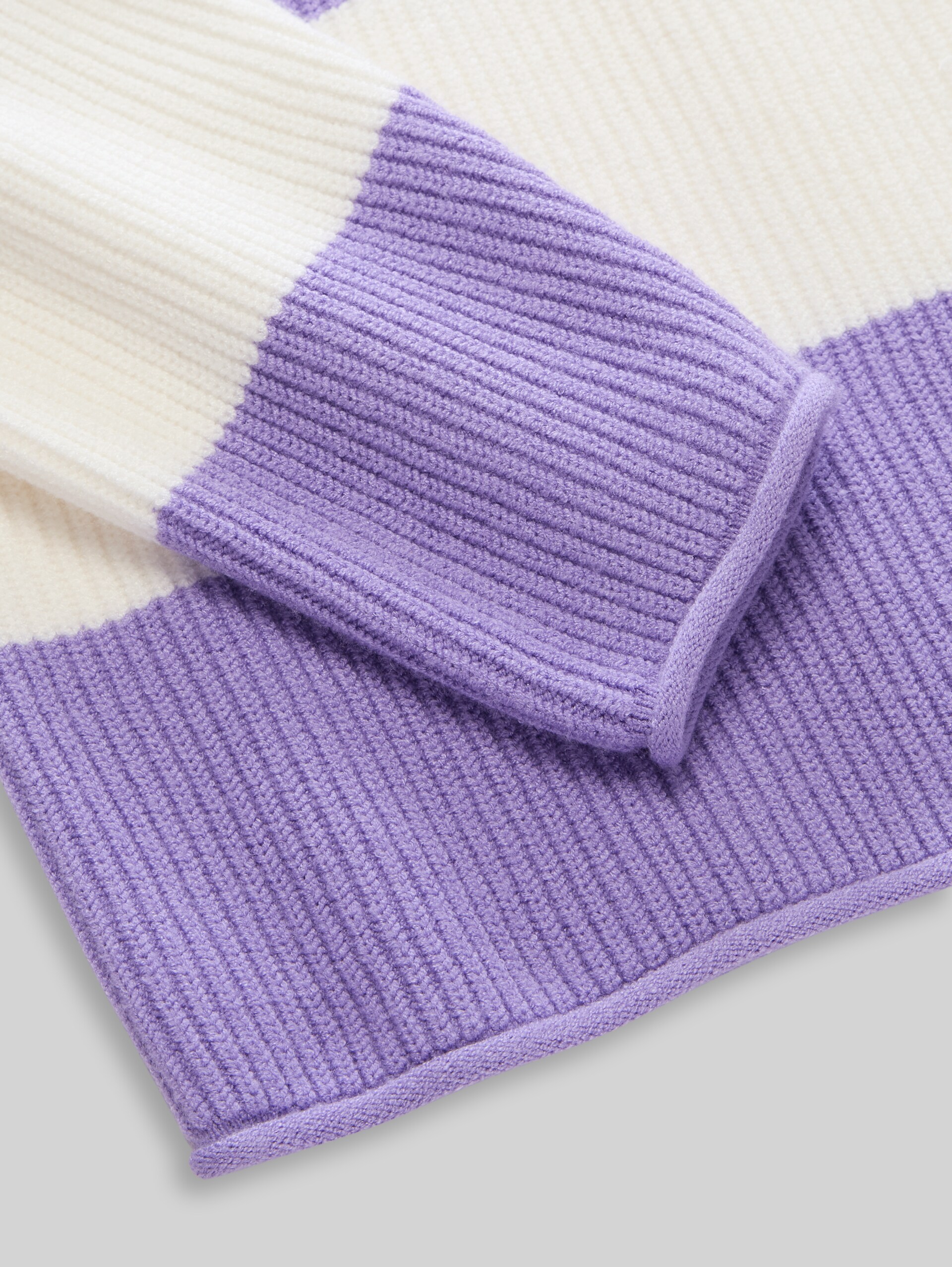 Cropped gebreide trui met streepjesmotief - purple white block stripe - Detailaanzicht model